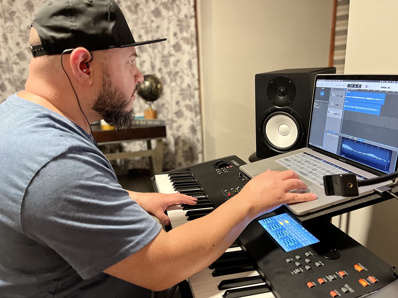 Sennheiser Professional IE 100 PRO Dynamic In-Ear Monitoring Headphones, Clear customer photo 2