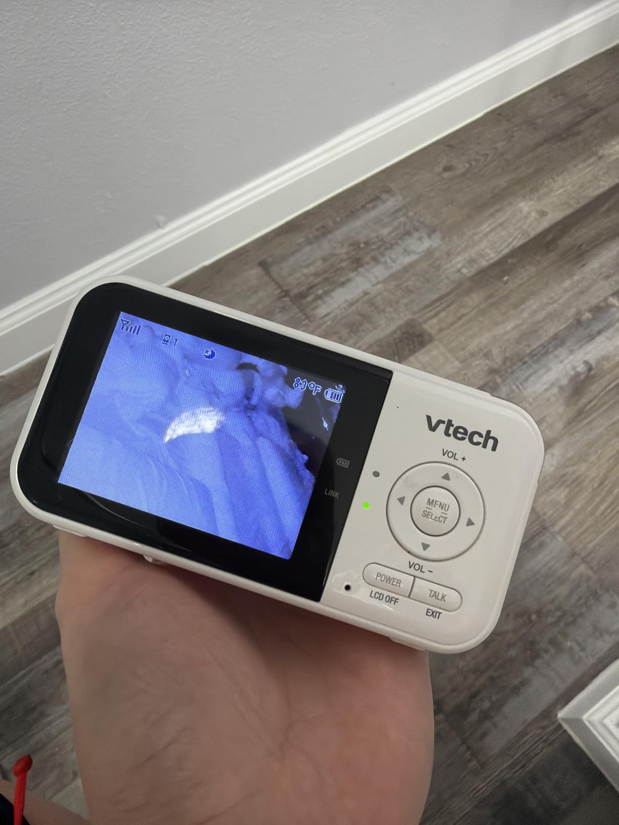 VTech VM819 Baby Monitor with Camera and Audio, 2.8 inch Screen Portable Baby Camera, Night Vision, 2-Way Audio, Temperature Sensor and Lullabies, Secure Transmission No WiFi, Ideal for Baby/Elderly/Pet customer photo 1