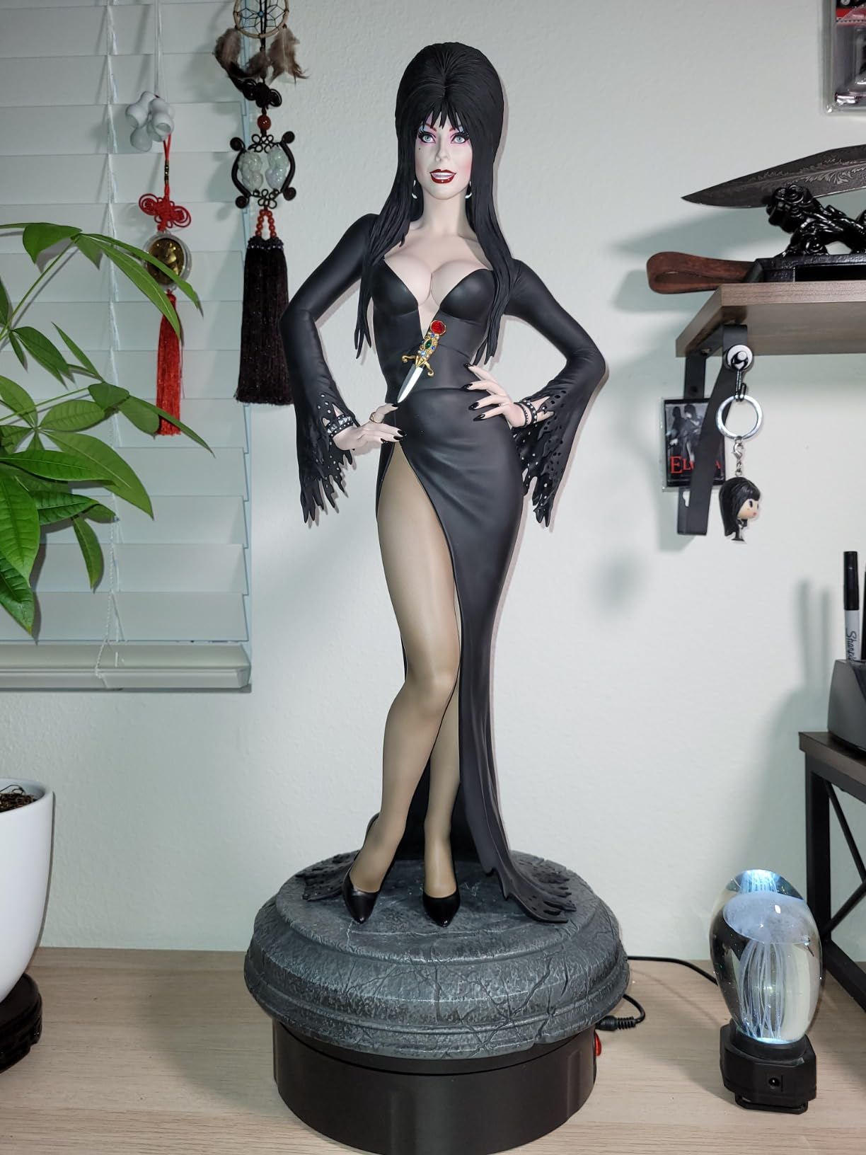 JAYEGT Motorized Rotating Display Stand, 350Lbs Load, 360 Degree Electric Rotating Turntable for Photography Products Display, Live Show,Remote Control +5 Colors Backgrounds (Black/11.8inch /Wired) customer photo 1