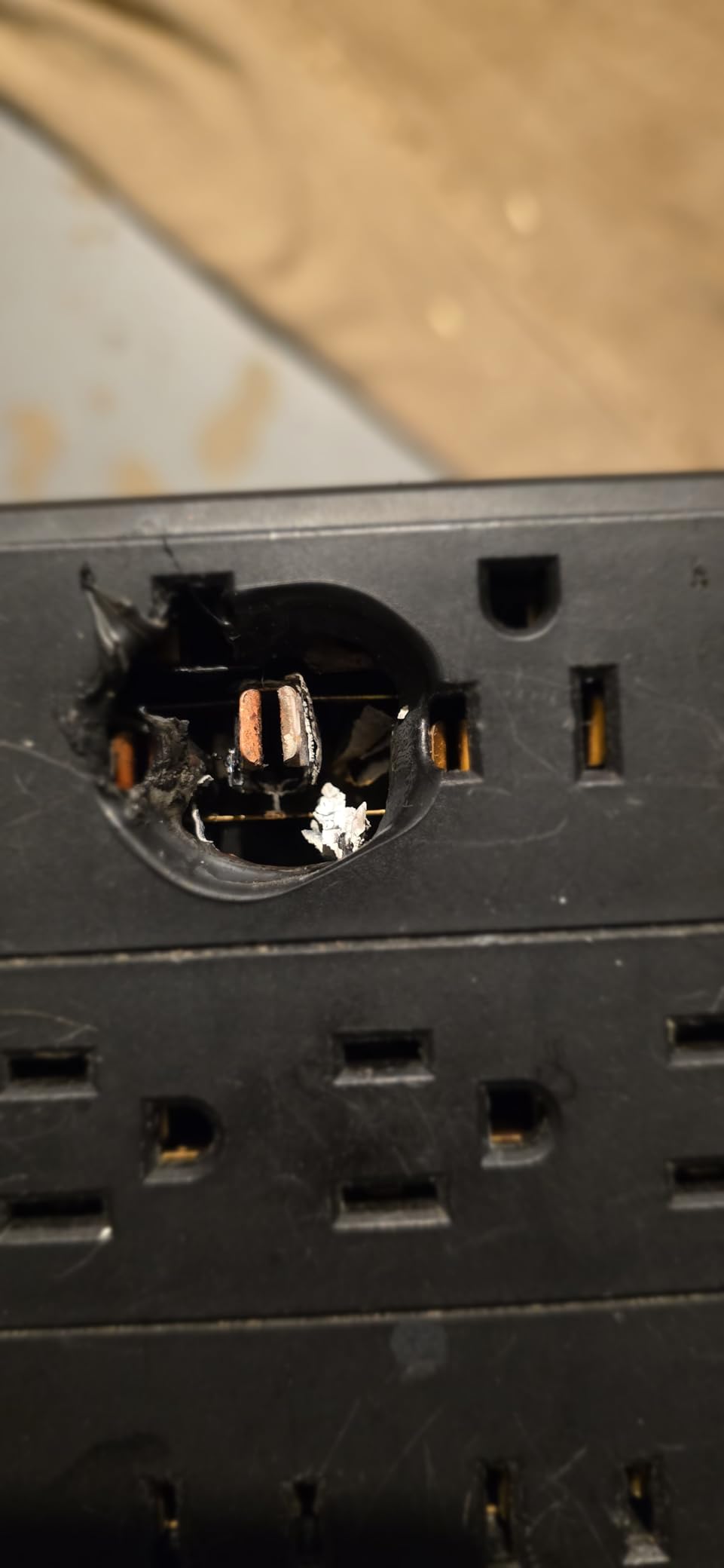 18 Outlets Surge Protector Power Strip - 6 Feet Flat Plug Heavy Duty Extension Cord with 18 Widely Outlets and 4 USB Ports, 2100 Joules, Black, ETL Listed customer photo 2