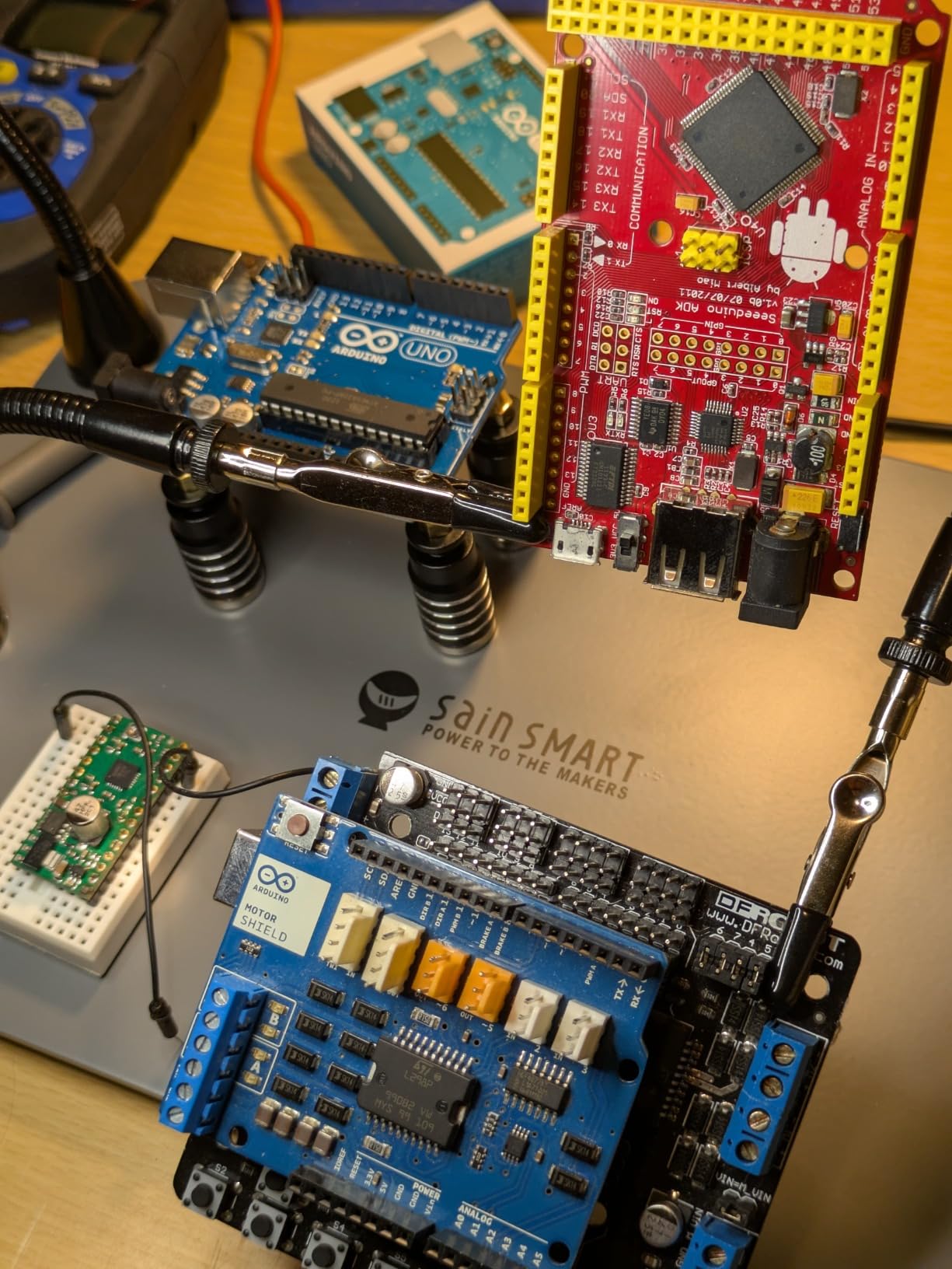 SainSmart Magnetic Helping Hands Soldering Station with an 11.1 x 7.1 Inch Larger Base, 5X LED Magnifying Lamp, 4 PCB Circuit Board Holder & 4 Flexible Magnetic Helping Hands customer photo 2
