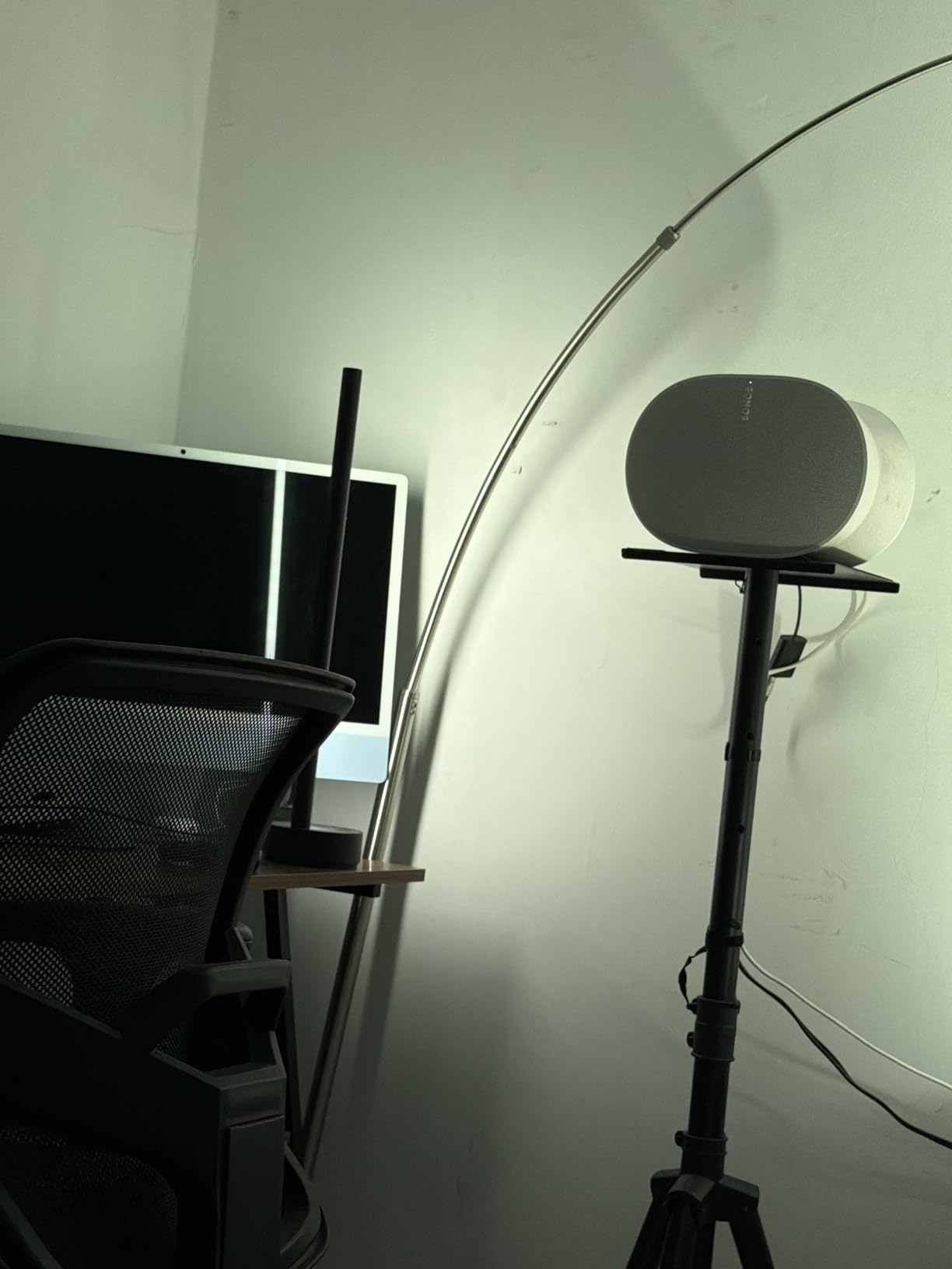 Philips Hue Signe Smart Table Lamp, Black, 1 Pack, White & Color Ambiance LED Color-Changing Light customer photo 1