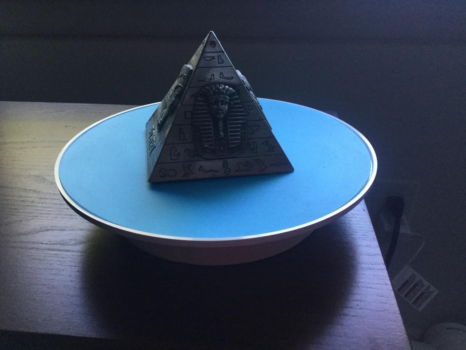 JAYEGT Motorized Rotating Display Stand, 7.87inch /17.6lbs Load, 360 Degree Electric Rotating Turntable for Photography Products, Jewelry, 3D Model ,with 5 Colors Backgrounds -- White customer photo 1