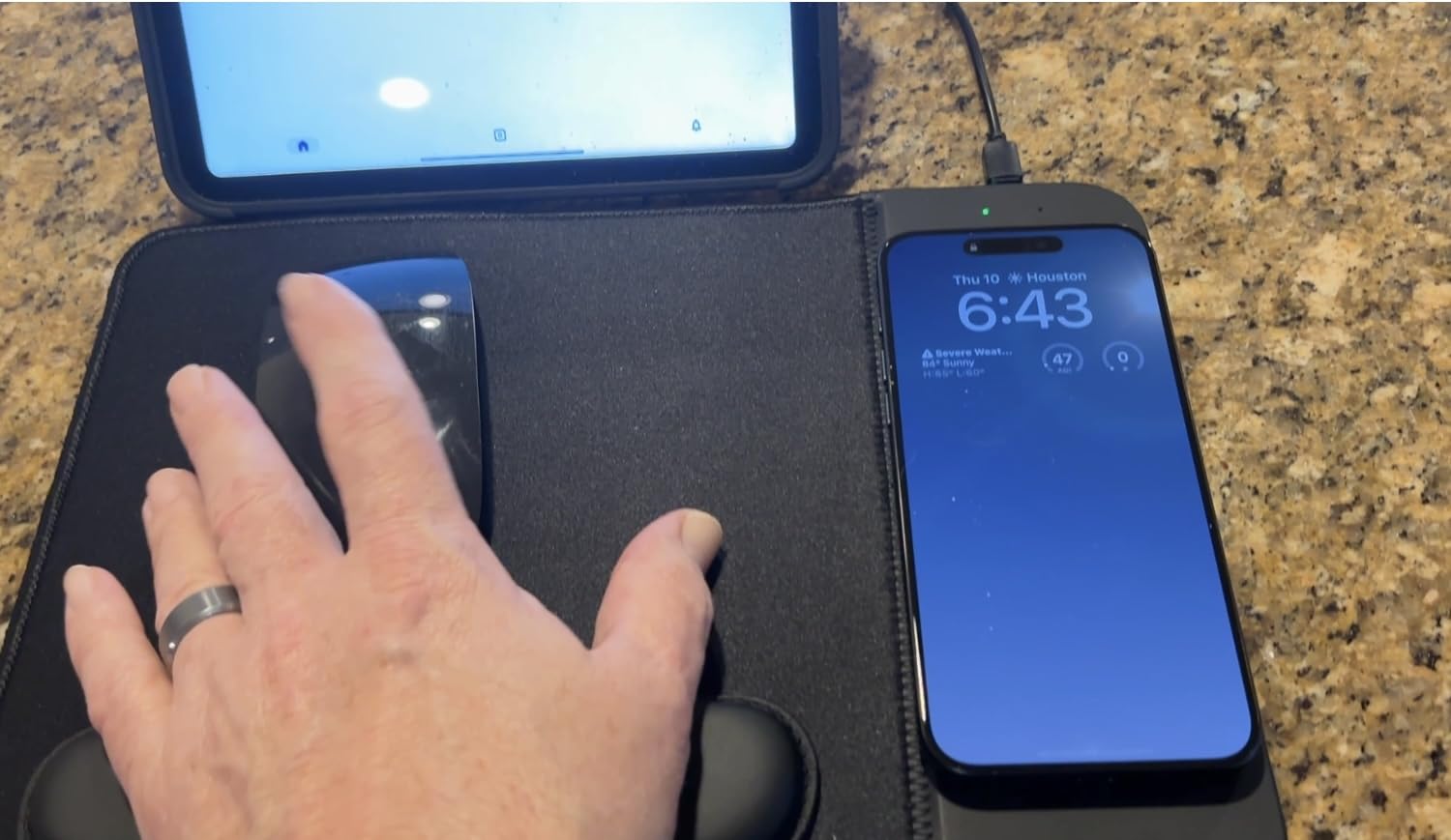 15W Wireless Charging Mouse Pad with Wrist Support, Fast Qi Wireless Charger Mouse Mat for iPhone 16/15/14/13/12/12 Pro/11/11Pro/XR/Xs/X, Samsung Galaxy S10/S9/S8 Plus Note 9/8 Multiple Devices customer photo 1