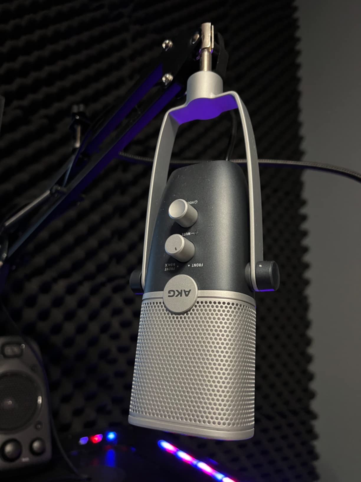 AKG Pro Audio Ara Professional USB-C Condenser Microphone, Dual Pattern Audio Capture Modes for Podcasting, Video Blogging, Gaming and Streaming, Blue & Silver customer photo 2