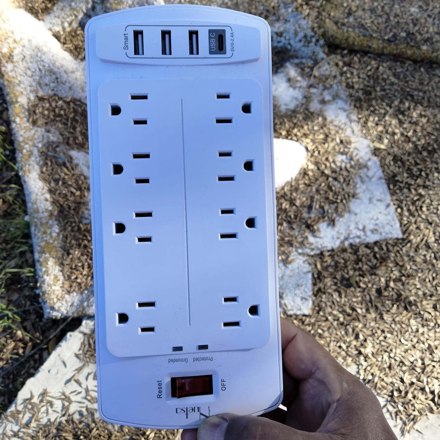 Surge Protector Power Strip - Nuetsa Flat Plug Extension Cord with 8 Outlets and 4 USB Ports, 6 Feet Power Cord (1625W/13A), 2700 Joules, ETL Listed, Black customer photo 1