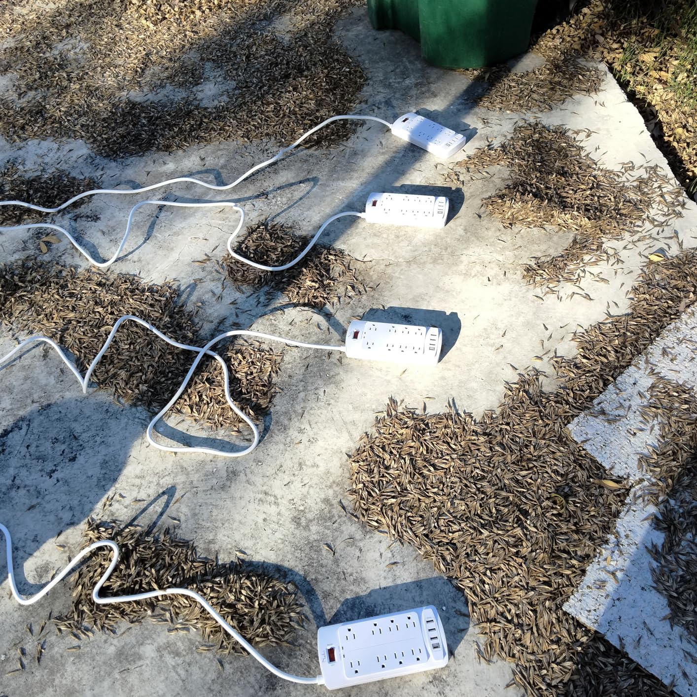 Surge Protector Power Strip - Nuetsa Flat Plug Extension Cord with 8 Outlets and 4 USB Ports, 6 Feet Power Cord (1625W/13A), 2700 Joules, ETL Listed, Black customer photo 2