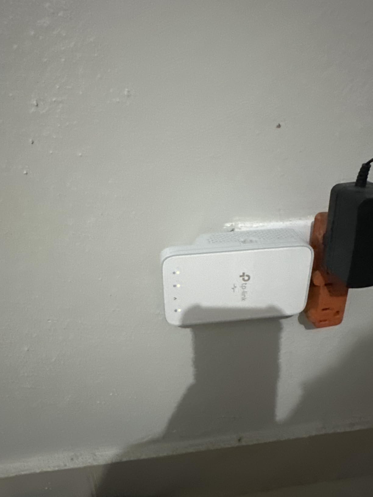 TP-Link Powerline WiFi Extender TL-WPA7617 KIT - AV1000 Powerline + AC1200 Dual Band WiFi, Gigabit Port, Passthrough customer photo 1