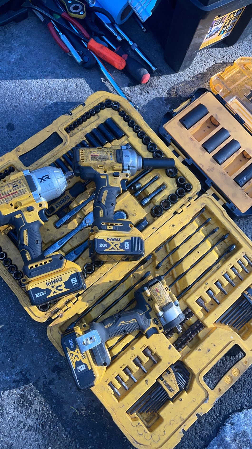 DEWALT ATOMIC 20V MAX 3/8 in. Cordless Impact Wrench with Hog Ring Anvil (Tool Only) (DCF923B) customer photo 1