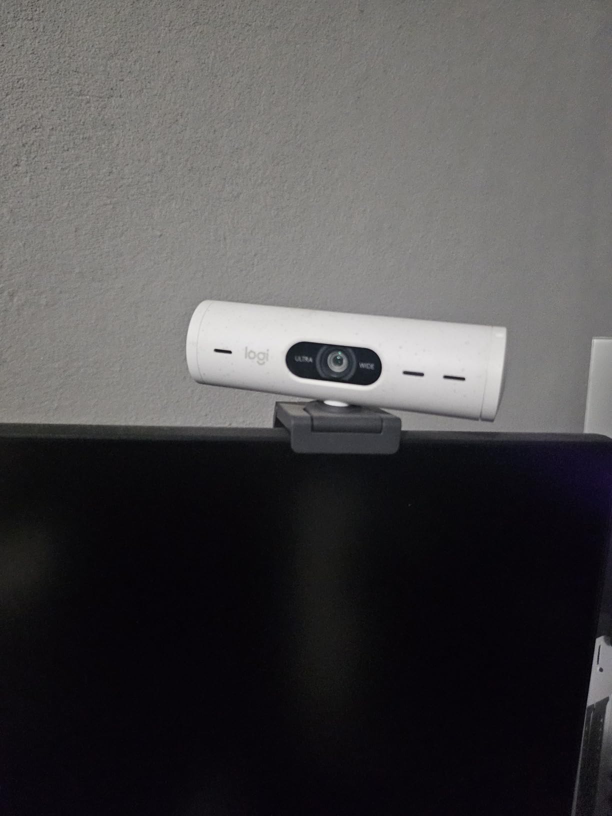 Logitech Brio 500 Full HD Webcam with Auto Light Correction, Show Mode, Dual Noise Reduction Mics, Webcam Privacy Cover, Works with Microsoft Teams, Google Meet, Zoom, USB-C Cable - Off White customer photo 2