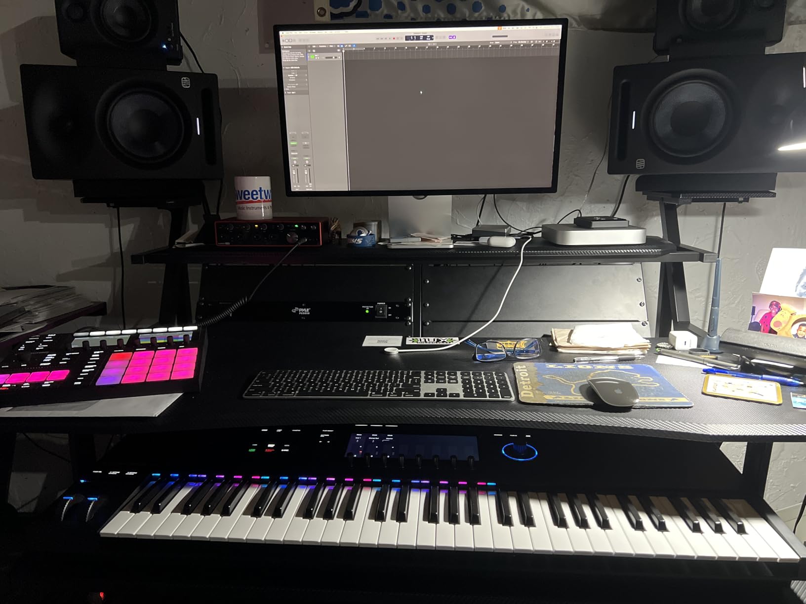 Acme Furniture Metal and Wooden Music Desk with Wheels, Black customer photo 1