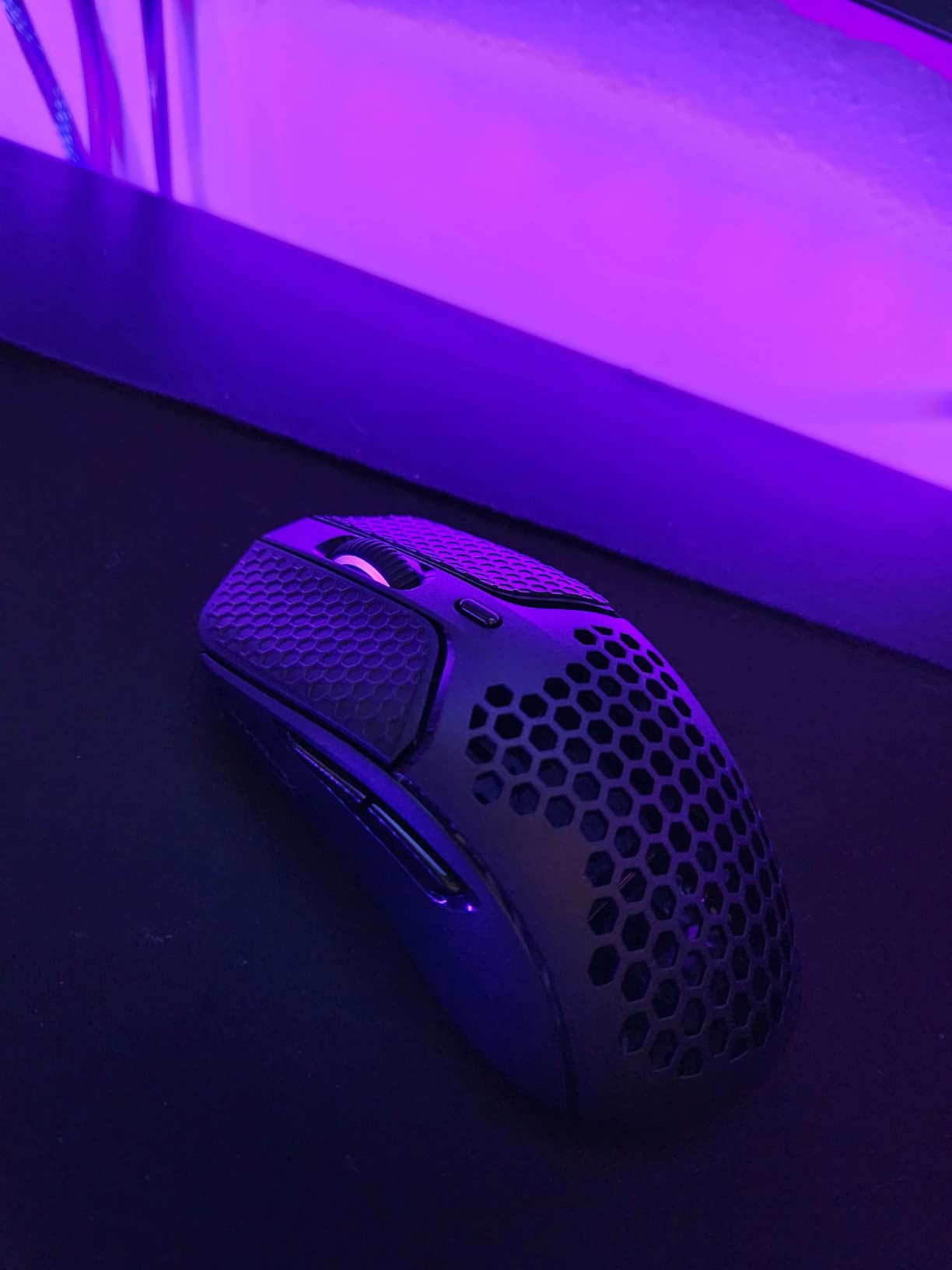 HyperX Pulsefire Haste - Wireless Gaming Mouse - Ultra Lightweight, 61g, 100 Hour Battery Life, 2.4Ghz Wireless, Honeycomb Shell, Hex Design, Up to 16000 DPI, 6 Programmable Buttons - Black customer photo 1