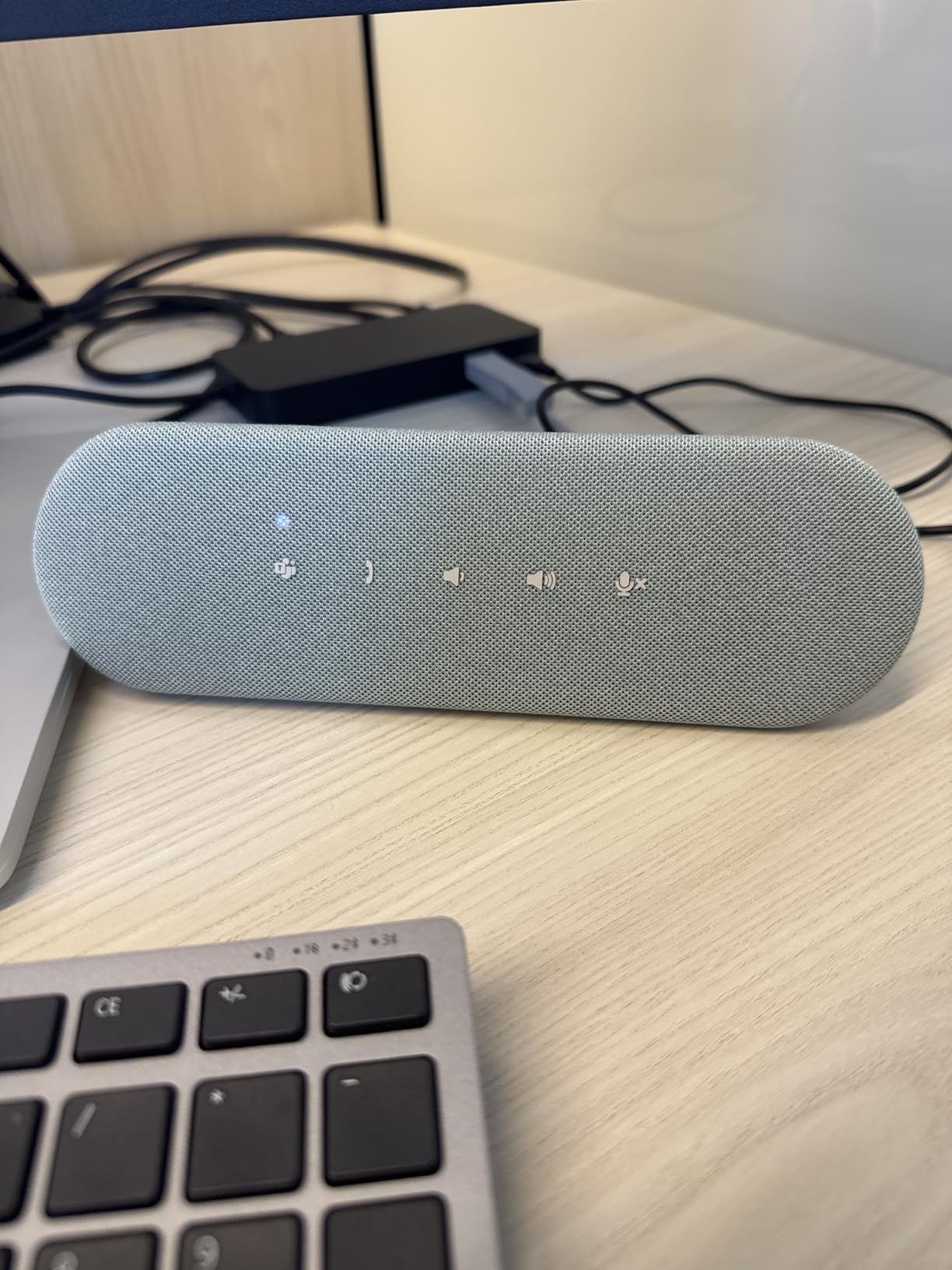 Dell SP3022 USB Computer Speaker for PC, Laptop, Monitor, Business Conference-Mini Soundbar Speakerphone, AI Noise Echo Cancellation, Full Duplex Audio, 2 x 1.8W, MS-Teams Certified - Platinum Silver customer photo 1