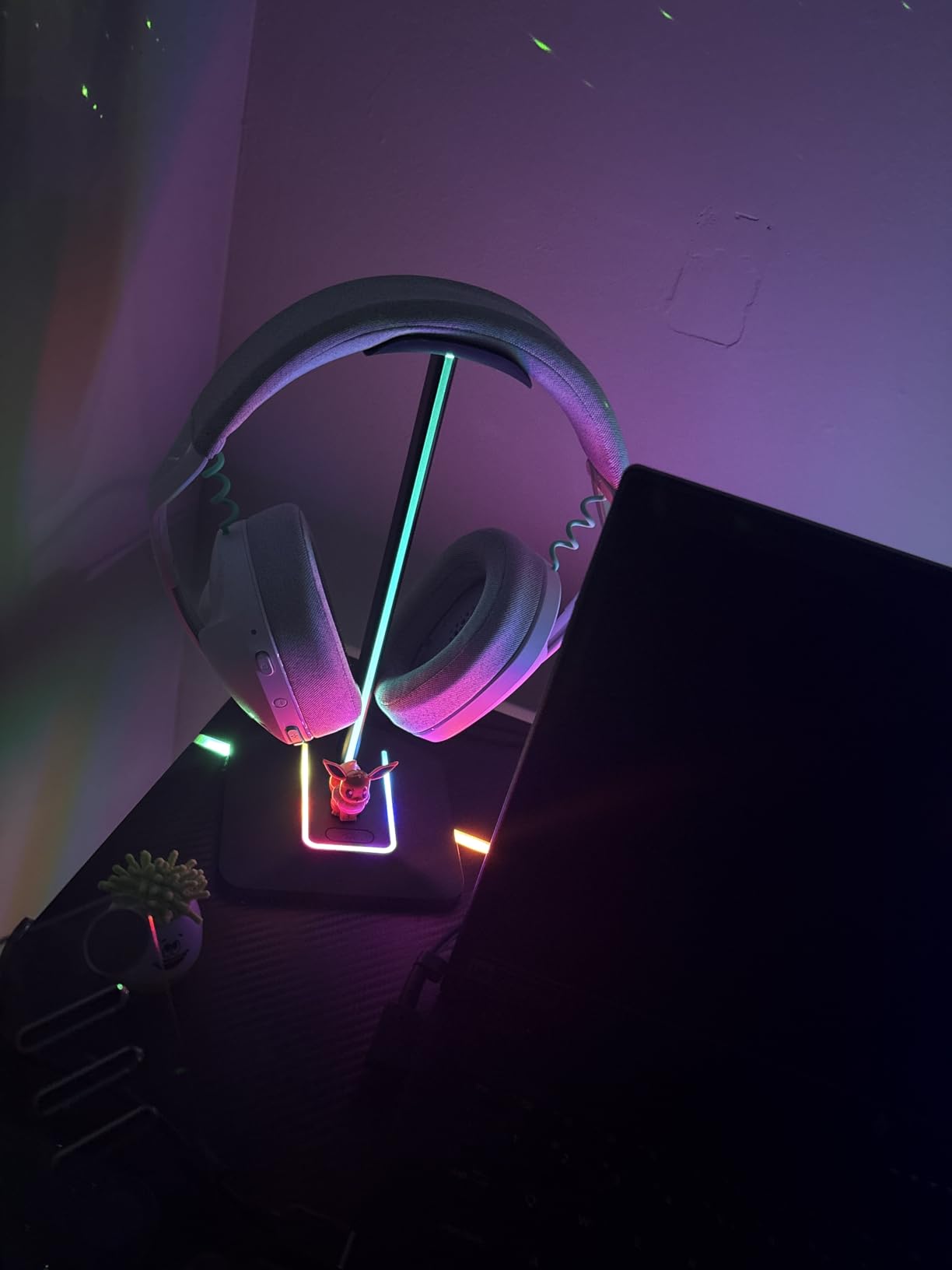 New bee RGB Headphone Stand with 1 USB-C Charging Port and 1 USB Charging Port, Desk Gaming Headset Stand with 7 Light Modes customer photo 1