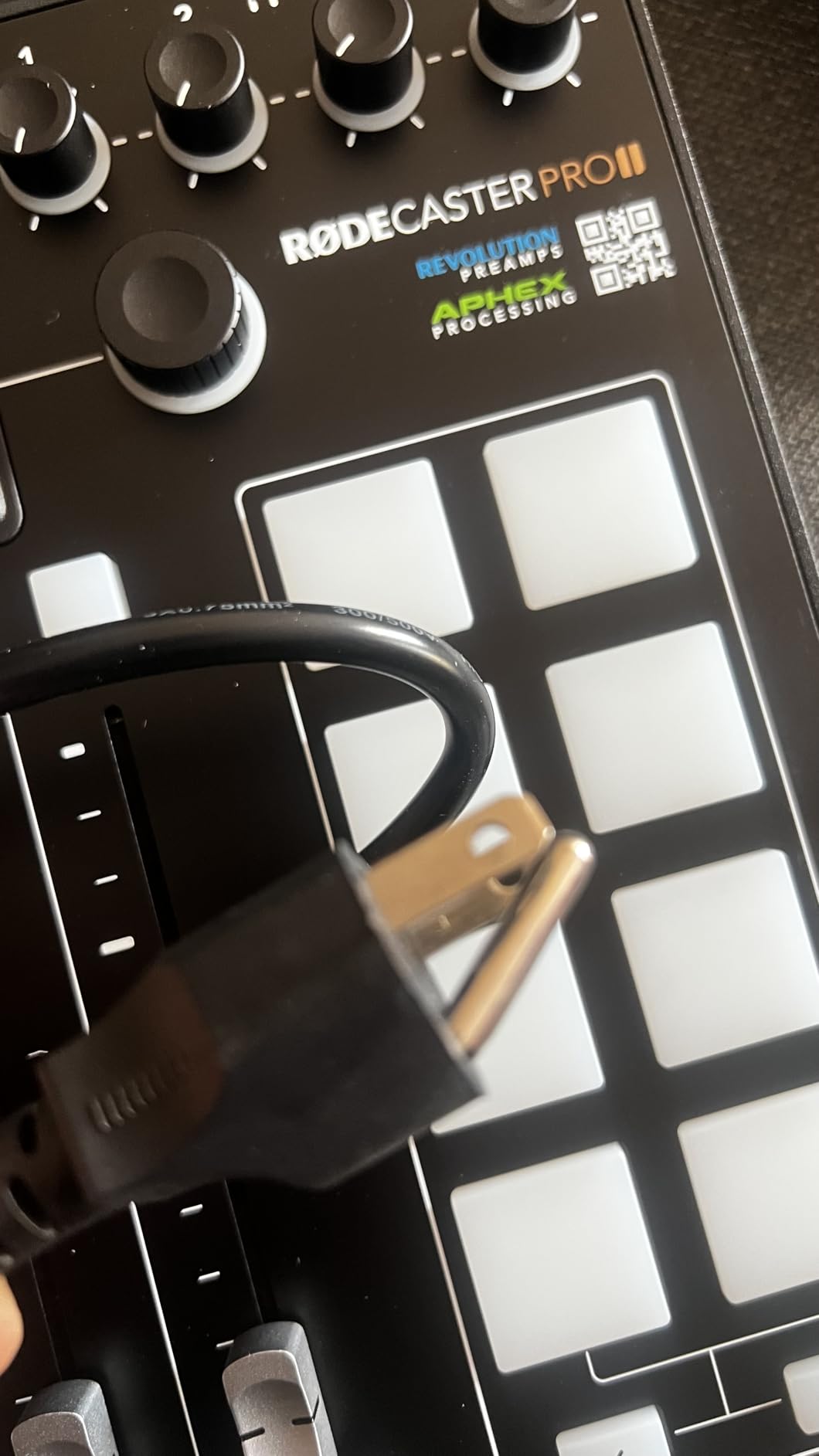 RØDE RØDECaster Pro II All-in-One Production Solution for Podcasting, Streaming, Music Production and Content Creation, Black customer photo 2