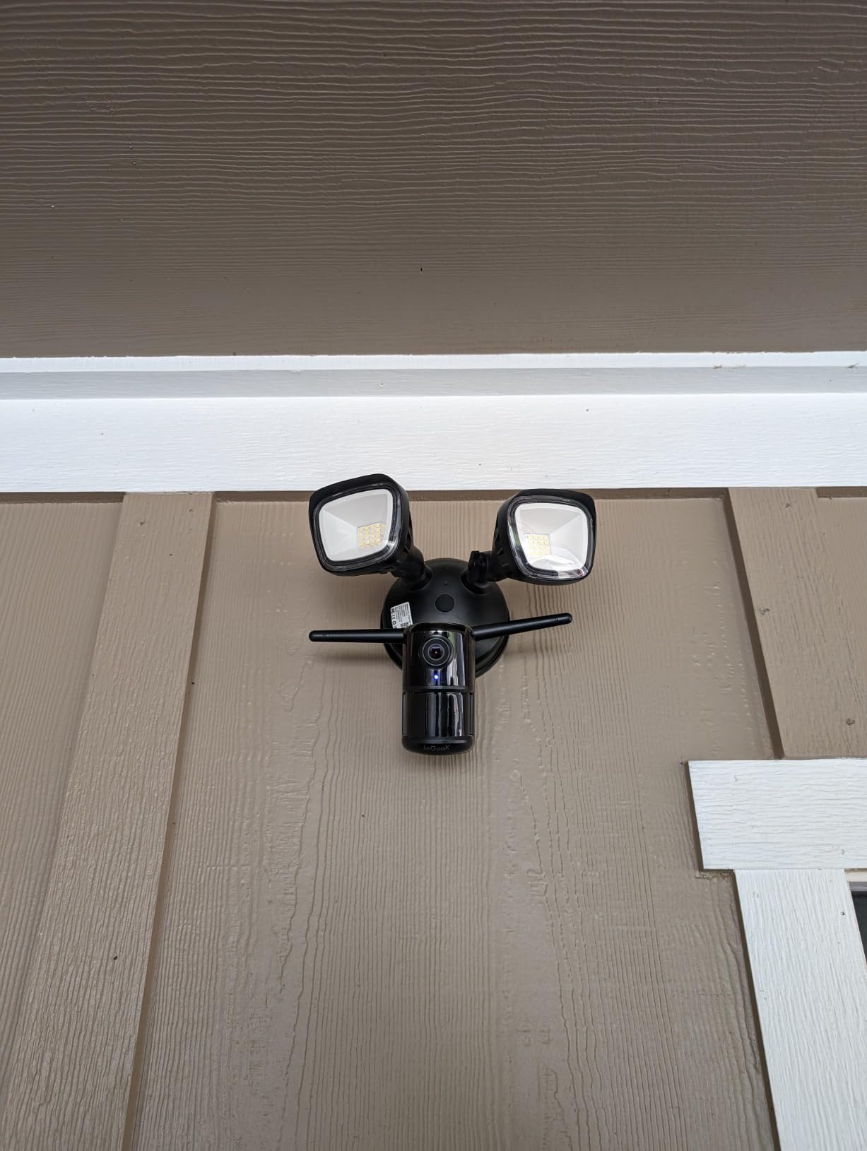 ieGeek Floodlight Camera, Outdoor Home Security Camera, 2K Wired Flood Light Camera Outdoor with Motion Sensor Cam, 2600 Lumens, Color Night Vision, 110dB Siren, 2 Way Audio, Compatible with Alexa customer photo 1