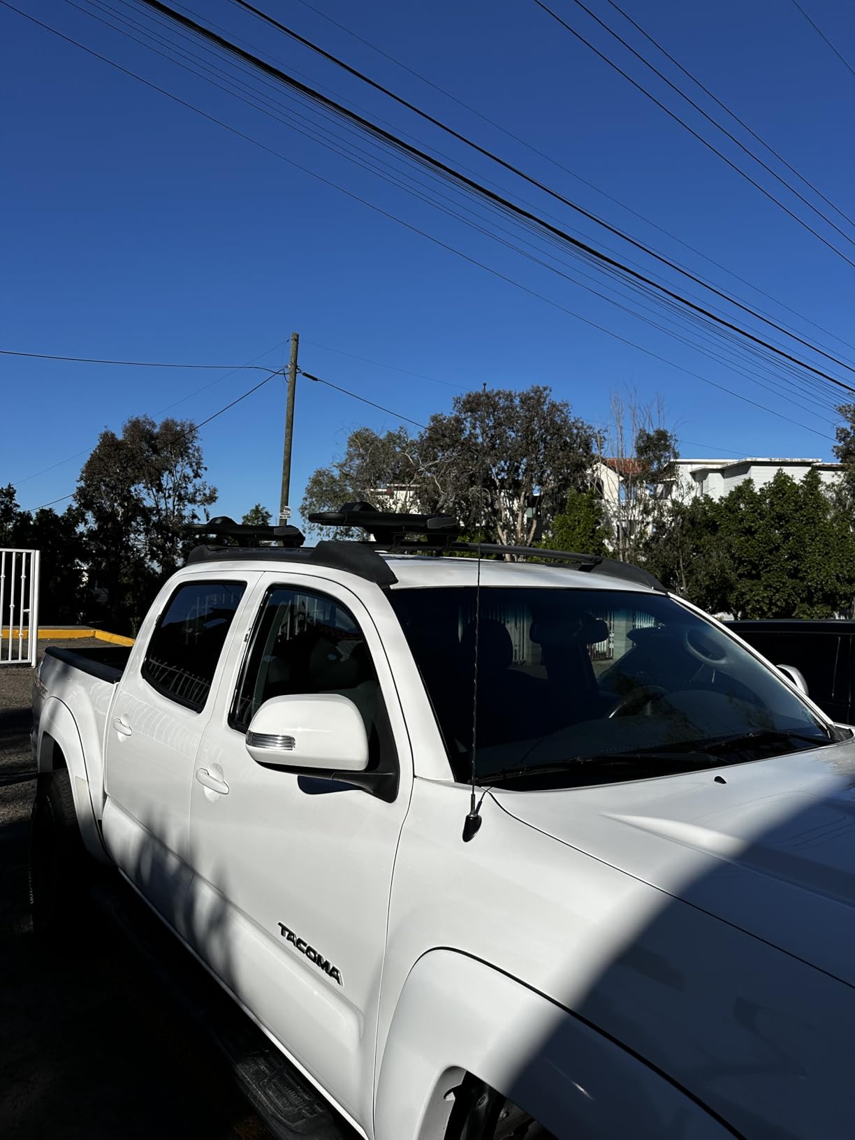 Thule Hull-a-Port XTR - Kayak j-Style roof Rack - Carry up to 2 Kayaks - Folds Flat - Pre-Assembled - Locks to roof Rack - Universal mounting up to 80.5mm Wide Load Bars customer photo 2