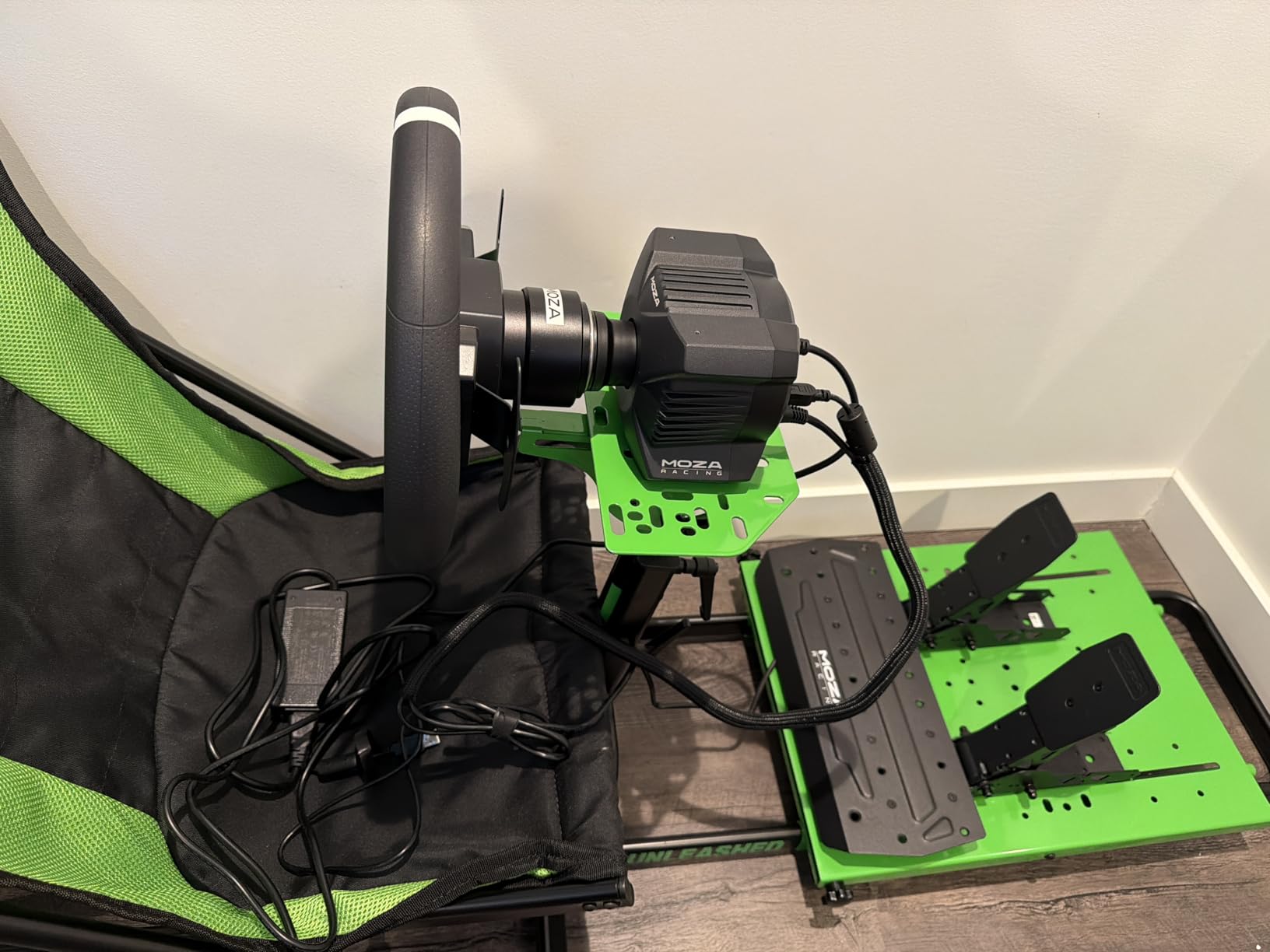 MOZA R3 Racing Wheel and Pedals Bundle for PC, 3.9Nm Direct Drive WheelBase, 11-inch ES Lite Steering Wheel, Pedals and Desk Clamp High-Performance Game Racing Simulator for PC User customer photo 1