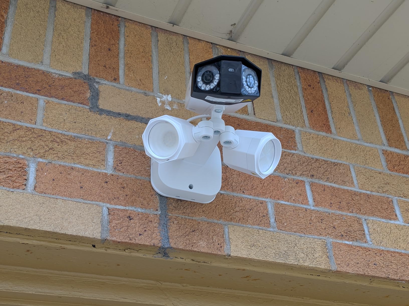 REOLINK Duo Floodlight PoE, 4K Dual-Lens Security Camera, Outdoor PoE IP Camera with 180° Ultra-Wide Angle, 1800 Lumen Floodlight, Human/Vehicle/Pet Detection, Two Way Talk, Waterproof customer photo 1