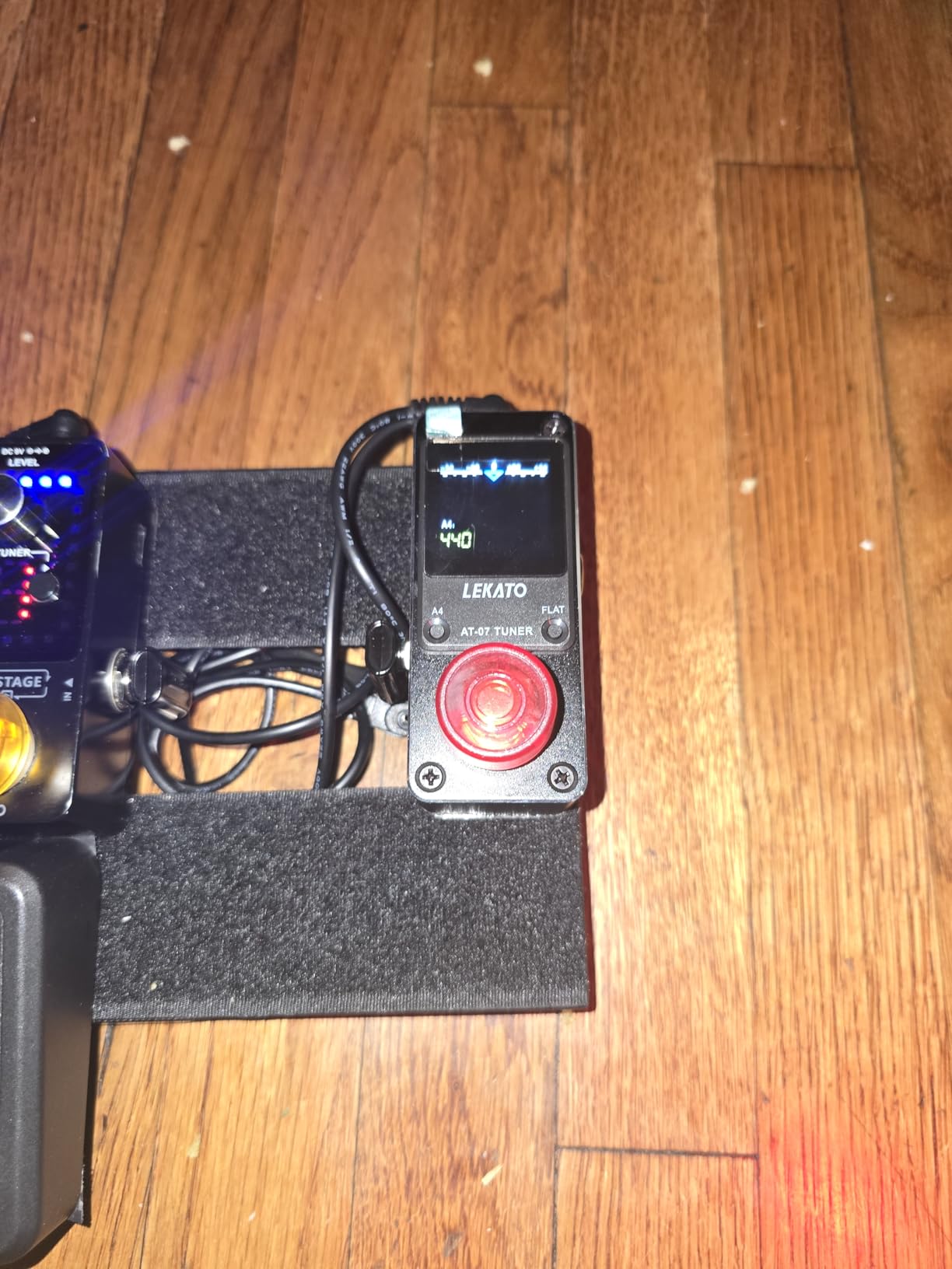 LEKATO Guitar Tuner Pedal with True Bypass, Chromatic Tuner Pedal for Electric Guitar and Bass, Color Display Tuning Pedal with Mute, Pitch and Flat Tuning customer photo 2