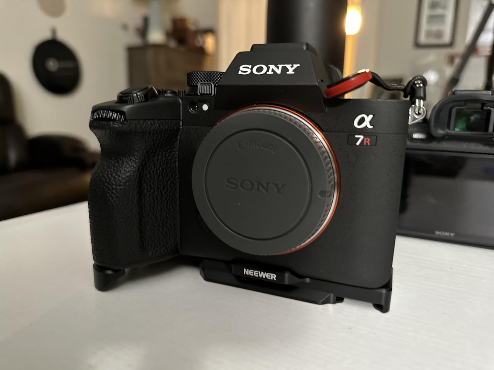 NEEWER Full Camera Cage Compatible with Sony a7R V/a7R IV/a7 IV/a7S III/a1 customer photo 1