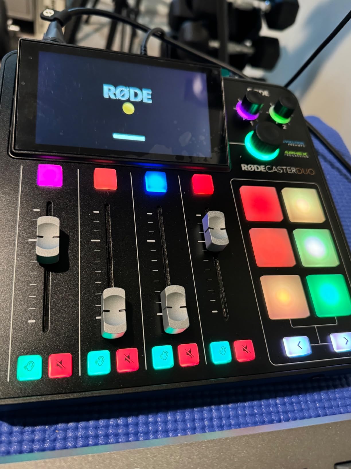 RODE RØDECaster Duo Compact All-in-One Audio Production Solution for Podcasting, Streaming, Music Production and Content Creation (Black) customer photo 2