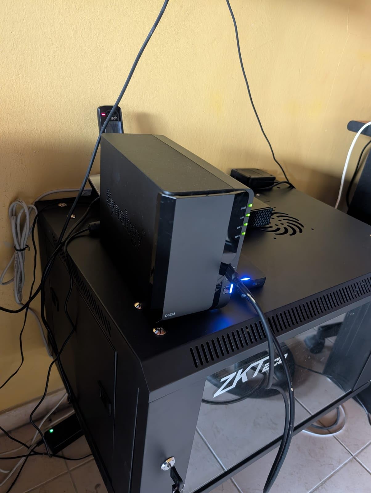 Synology 2-Bay NAS DS223 (Diskless) customer photo 3