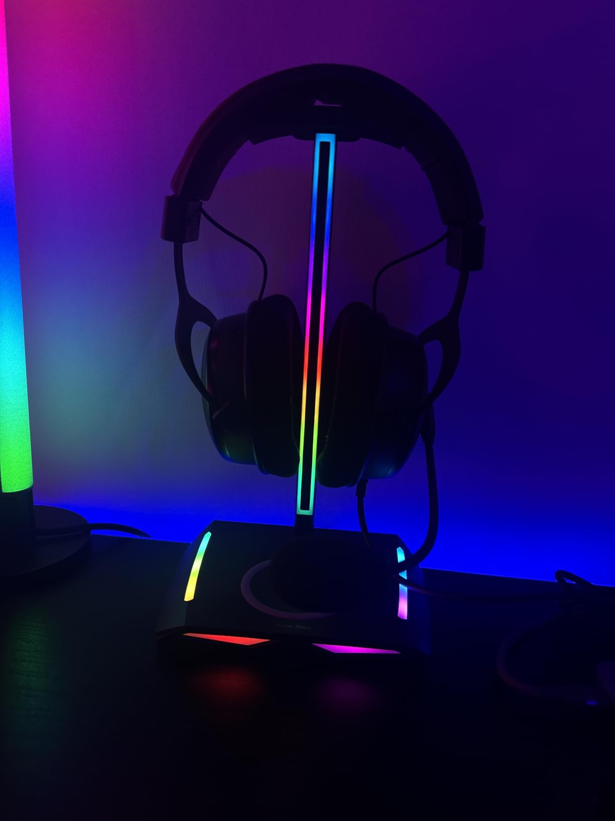 New Bee RGB Headphone Stand with 2 USB-C & 1 USB Charging Ports, Desk Gaming Headset Holder with 7 Light Modes customer photo 1