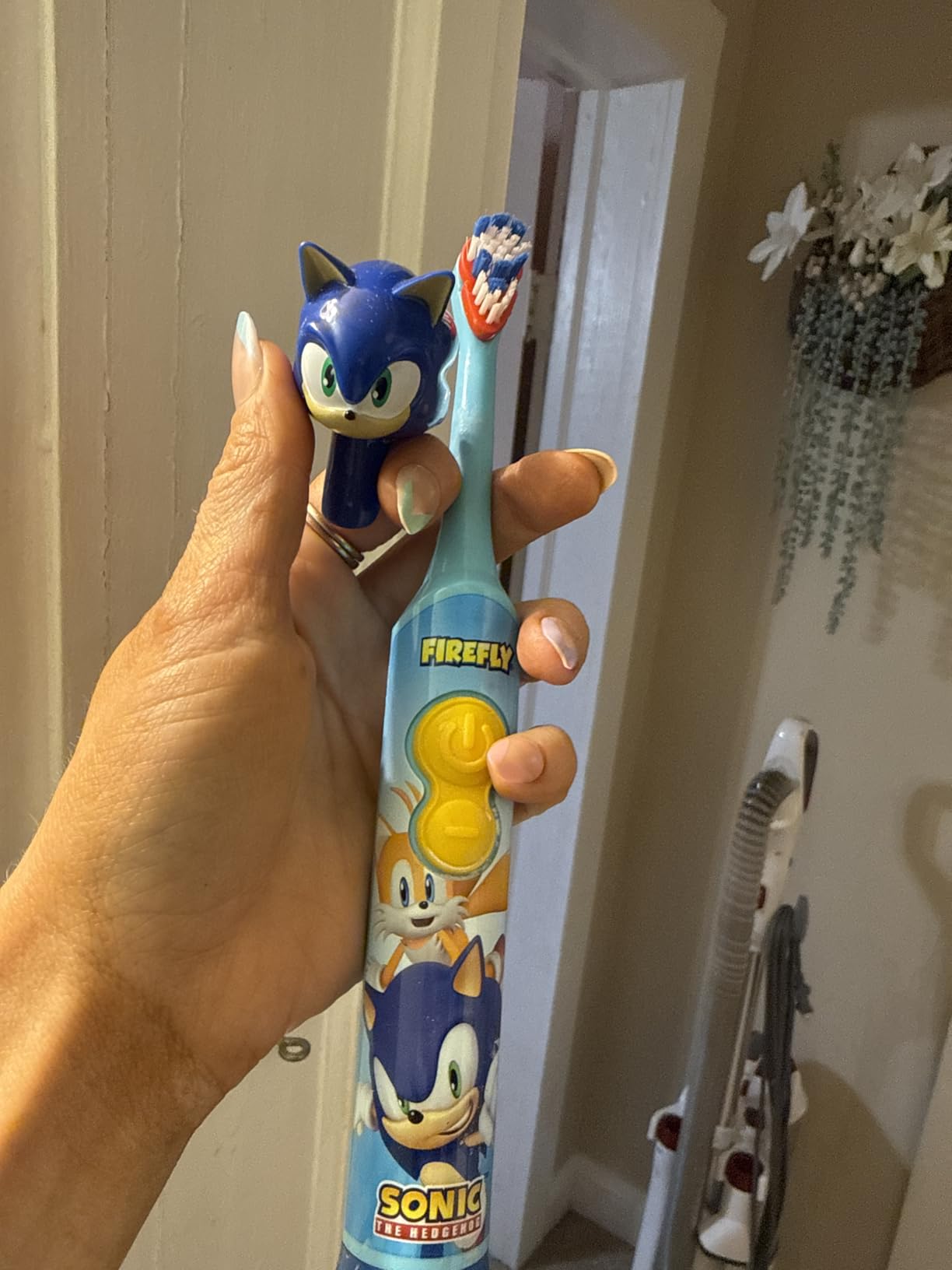 FIREFLY Clean N' Protect, Sonic The Hedgehog Toothbrush with 3D hygienic Cover, Premium Soft Bristles, Anti-Slip Grip Handle, Battery Included, Ages 3+ customer photo 2