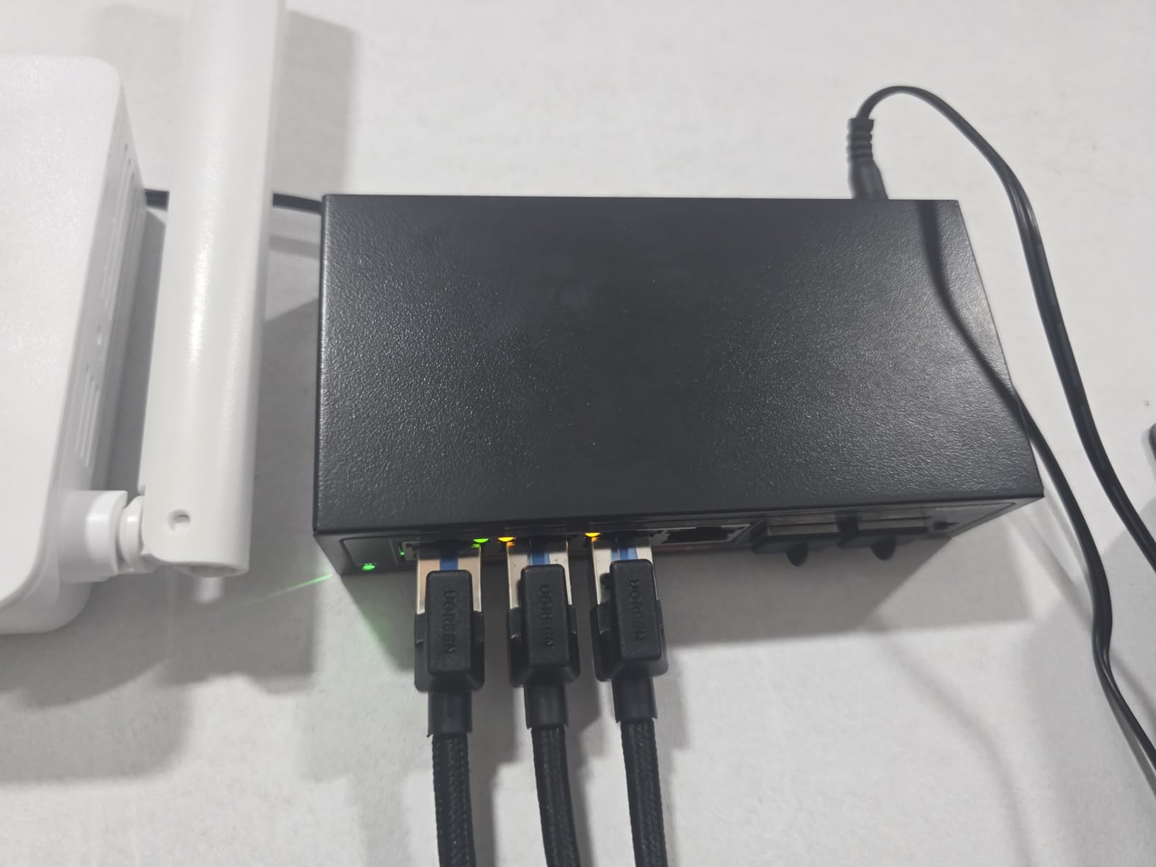 6 Port 2.5G Unmanaged Ethernet Switch, 4 x 2.5G Base-T Ports, 2 x 10G SFP, Compatible with 100/1000/2500Mbps, VLAN, Fanless, Desktop/Wall Mount YuanLey 2.5Gbe Network Switch for Wireless AP, NAS, PC customer photo 1