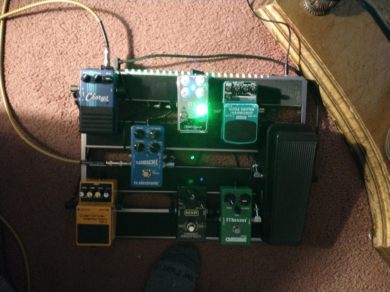 Vangoa Guitar Pedal Board with Isolated Power Supply, PD-M Aluminum One-Piece-Bent Portable Folding Powered Guitar Pedalboard with Premium Backpack-style Bag, Medium, 18