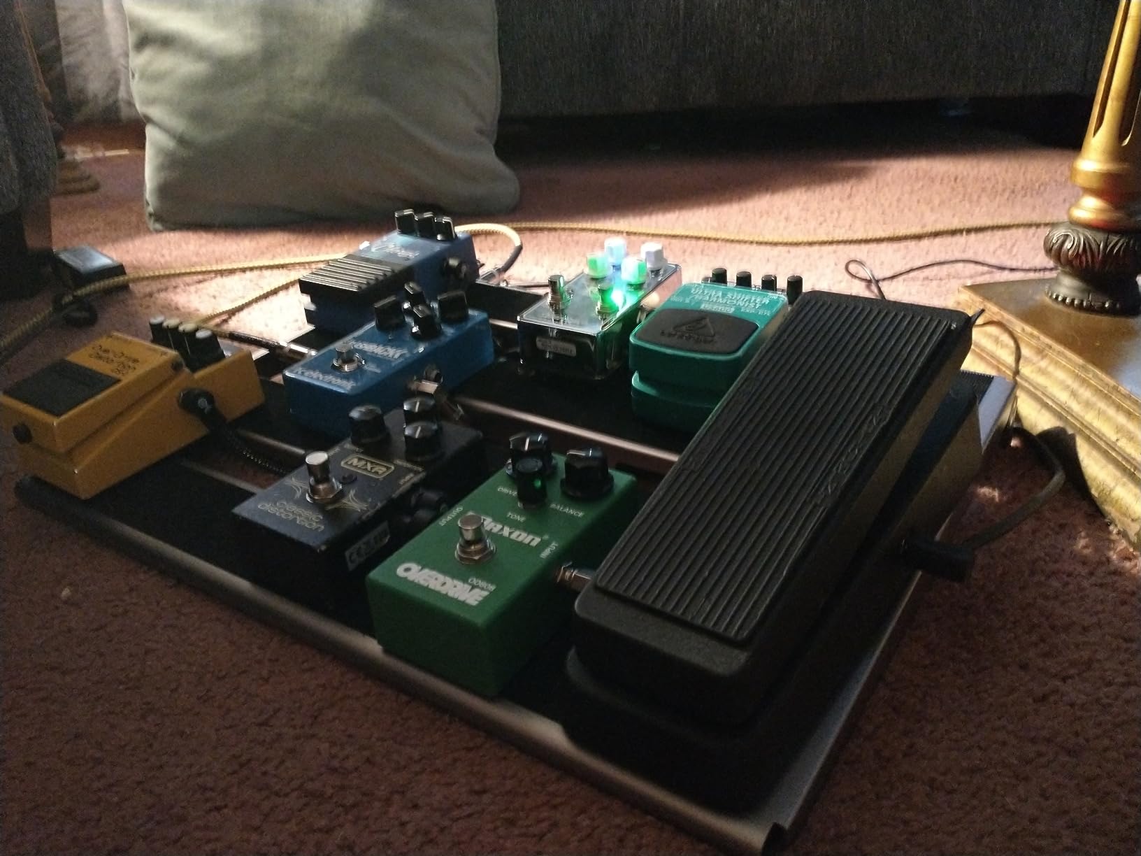 Vangoa Guitar Pedal Board with Isolated Power Supply, PD-M Aluminum One-Piece-Bent Portable Folding Powered Guitar Pedalboard with Premium Backpack-style Bag, Medium, 18