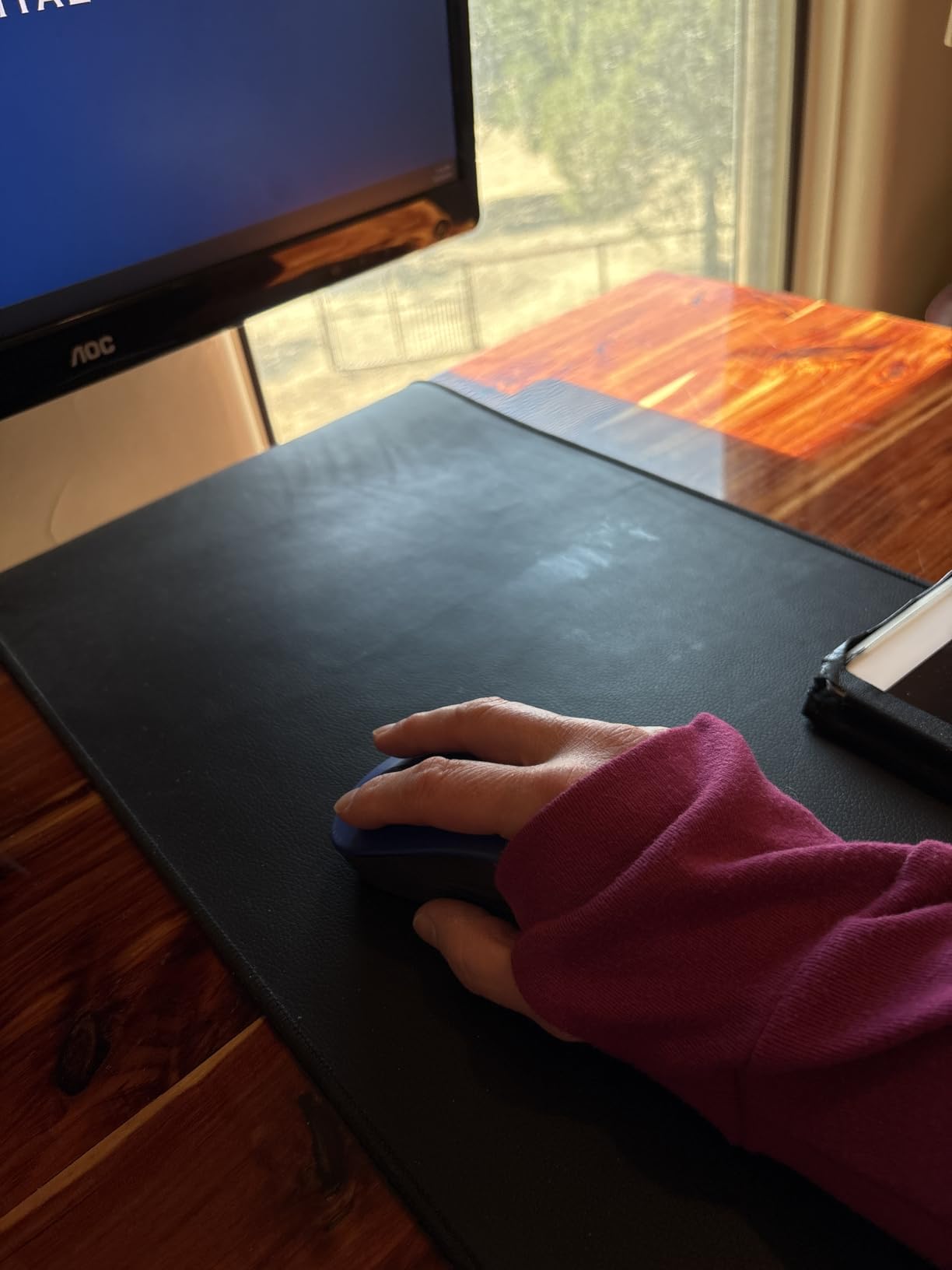 Logitech Signature M550 Wireless Mouse - for Small to Medium Sized Hands, 2-Year Battery, Silent Clicks, Bluetooth, Multi-Device Compatibility - Off White customer photo 1