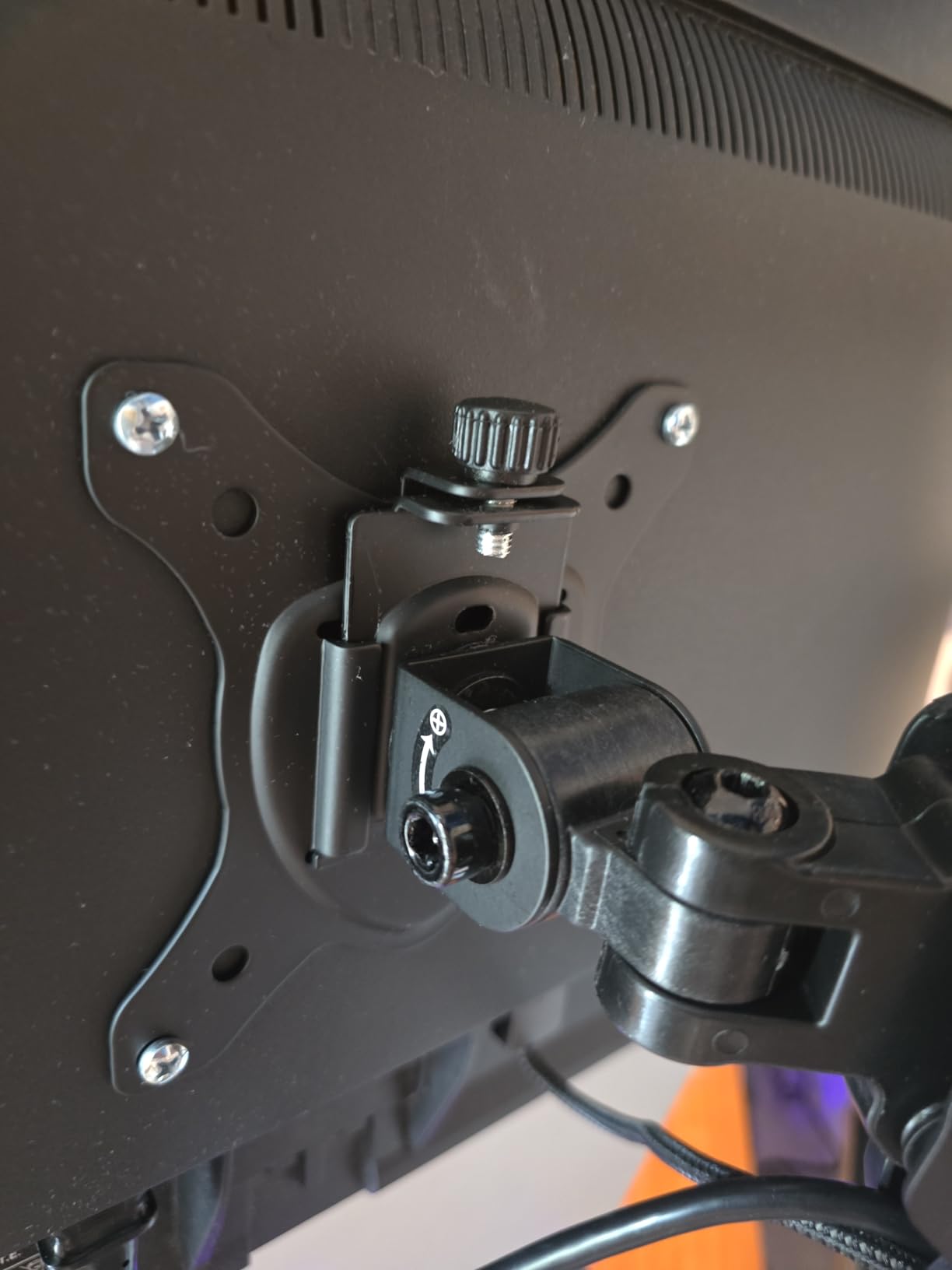 MOUNT PRO Triple Monitor Mount for Max 32