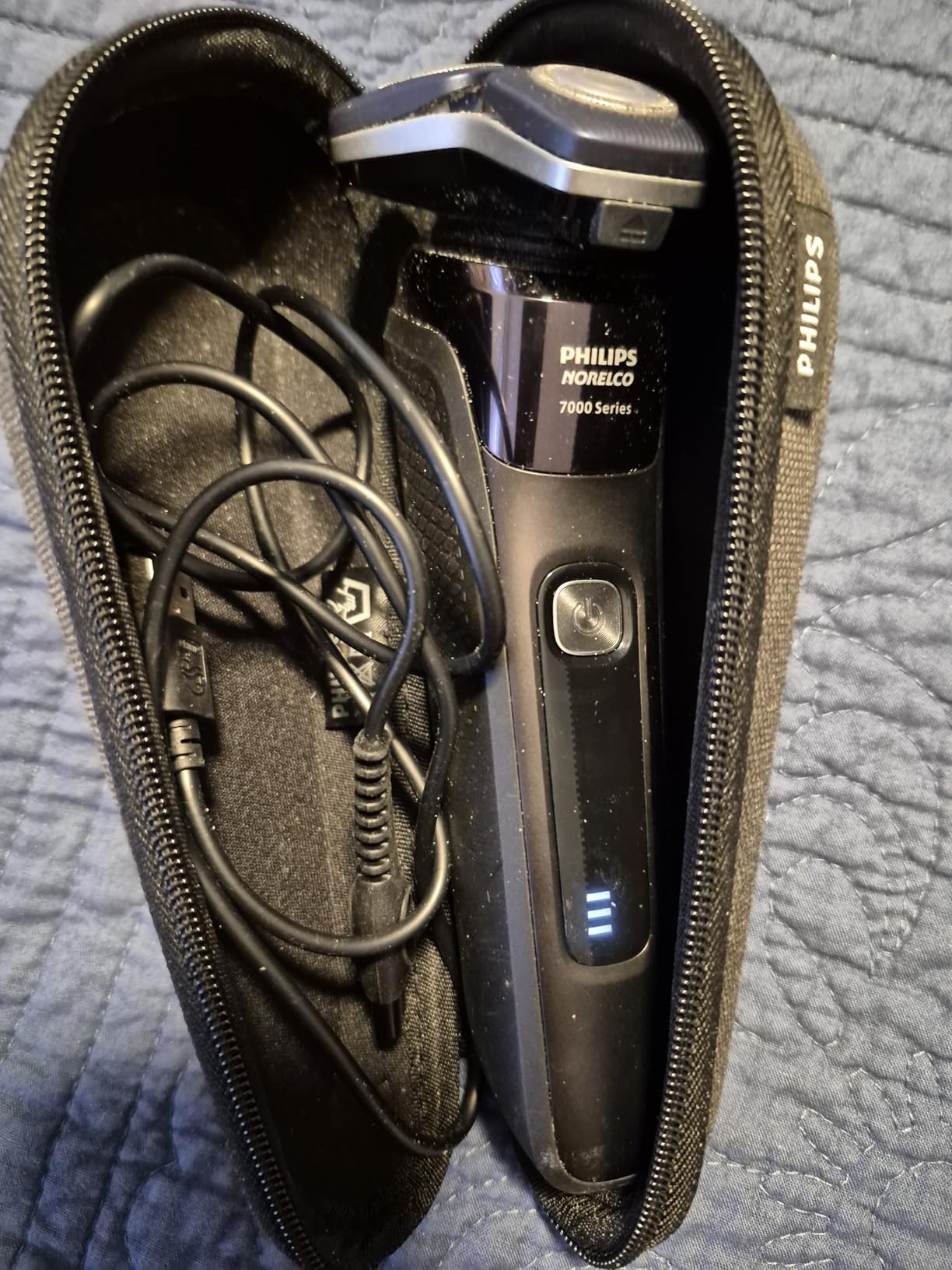 Philips Norelco Shaver 3900 Series, Wet and Dry Electric Shaver with Charging Stand, Storm Blue, Model S3341/92 customer photo 1
