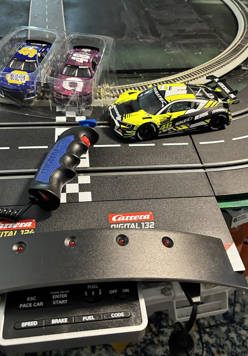 Carrera Digital 132 NASCAR Daytona Challenge 1:32 Scale Slot Car Racing Track Set customer photo 1
