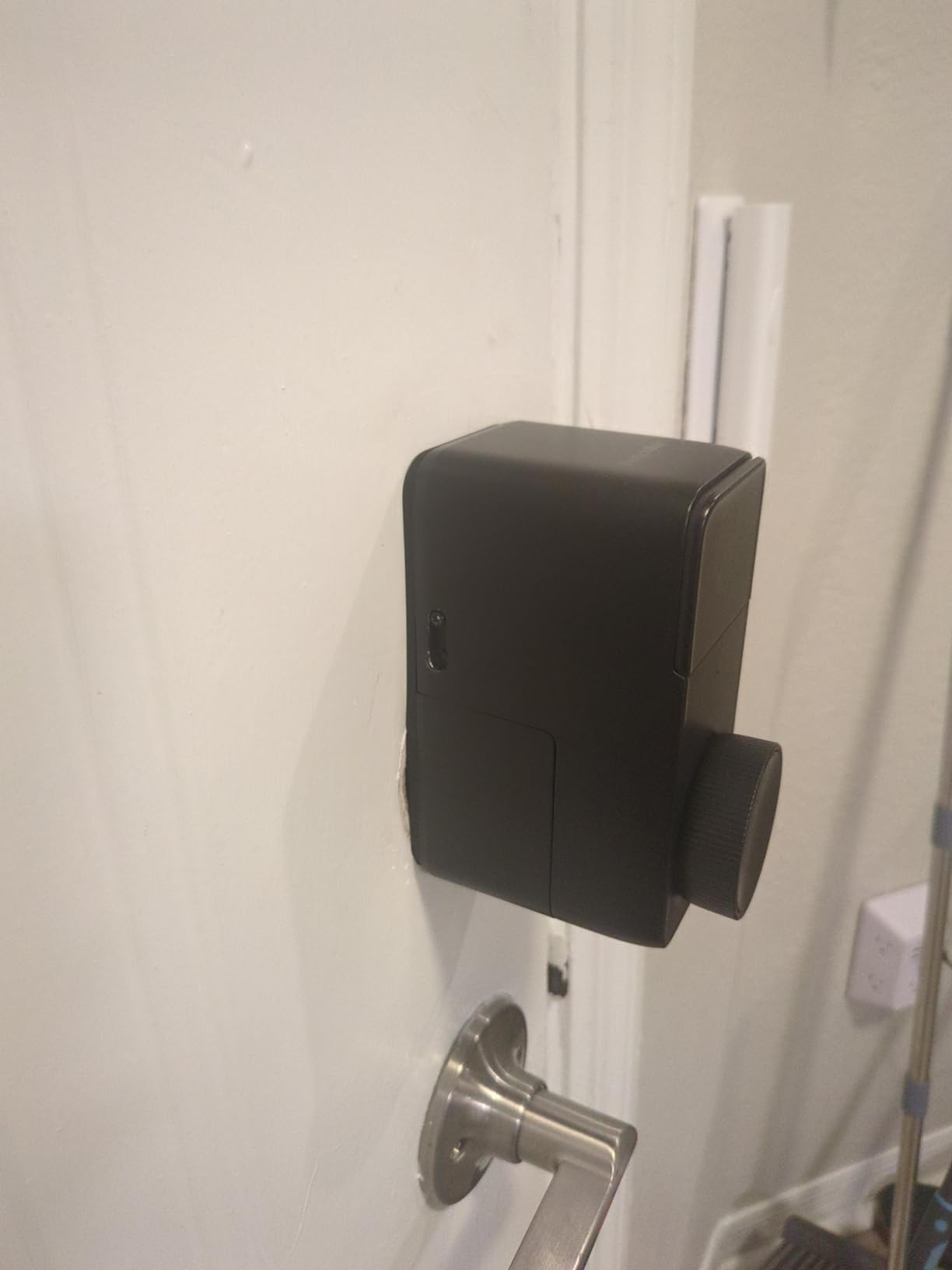 SwitchBot WiFi Smart Lock Pro + Hub Mini Matter, Keyless Entry Smart Deadbolt Retrofit for Existing Deadbolt, Install in Minutes, Matter Siri HomeKit/Apple Watch, Alexa Google IFTTT customer photo 2
