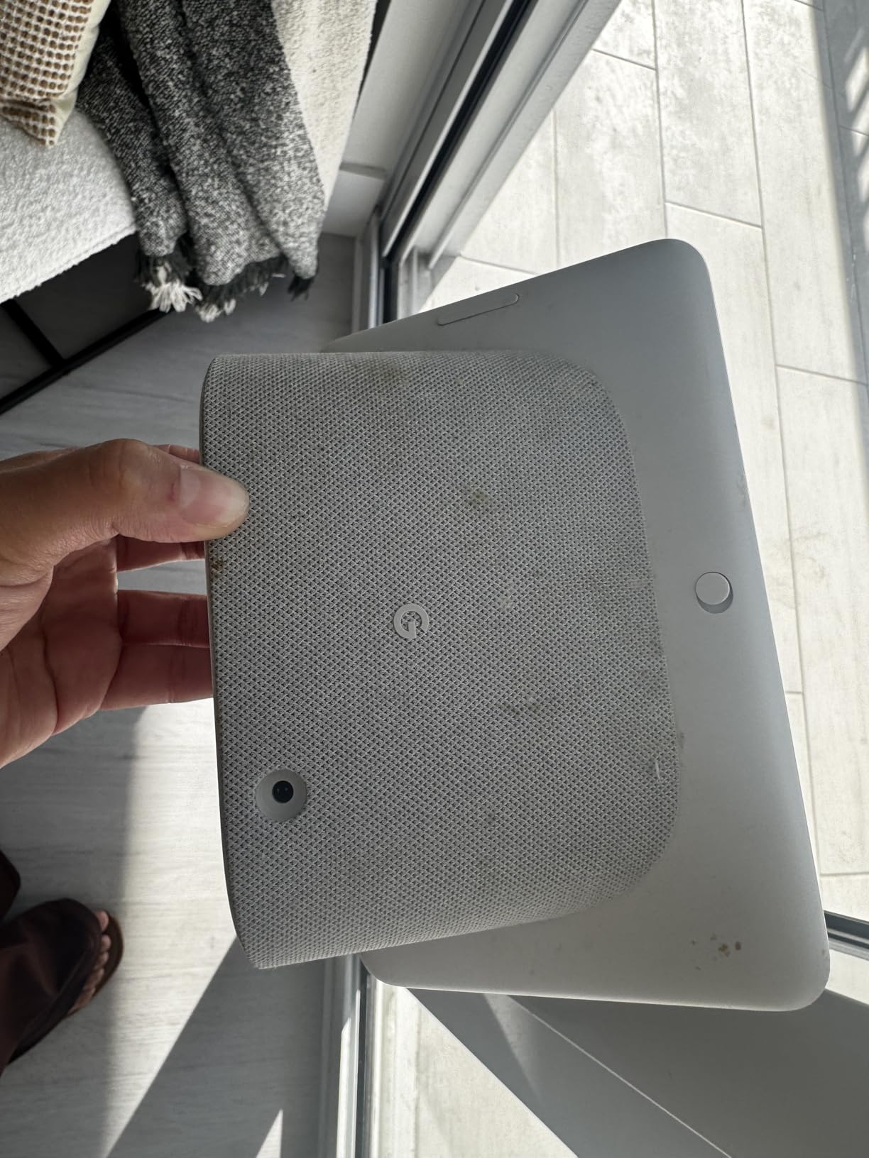 Google Smart Display 7 inch Touchscreen HD Display and Speaker with WiFi Streaming Wireless Video and Audio (2nd Gen) Taiwan Model GUIK2-TW customer photo 1