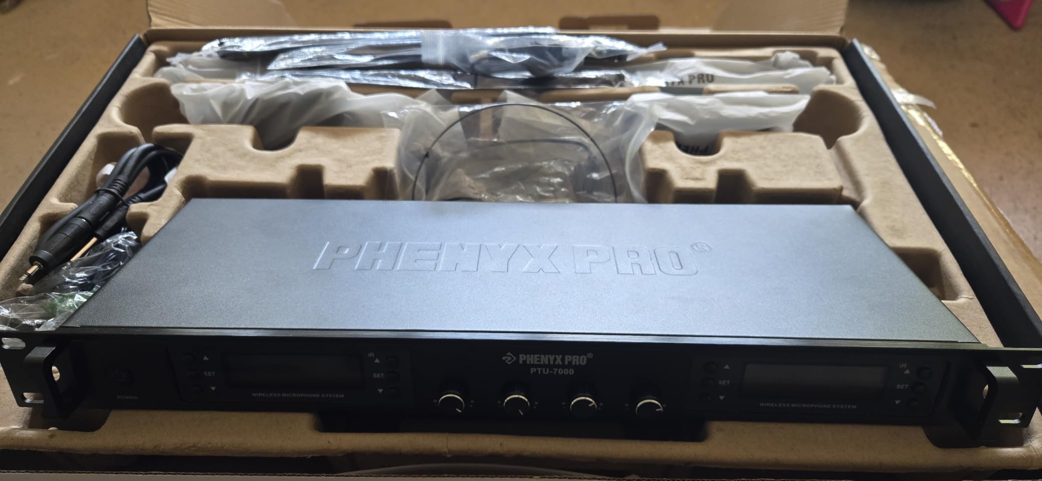 Phenyx Pro 4-Channel Wireless Microphone System w/Auto Scan, 4x40 UHF Frequencies, 2 Handheld Dynamic Mics, 2 Bodypacks & Headsets/Lapel Microphones (PTU-7000-2H2B) customer photo 2