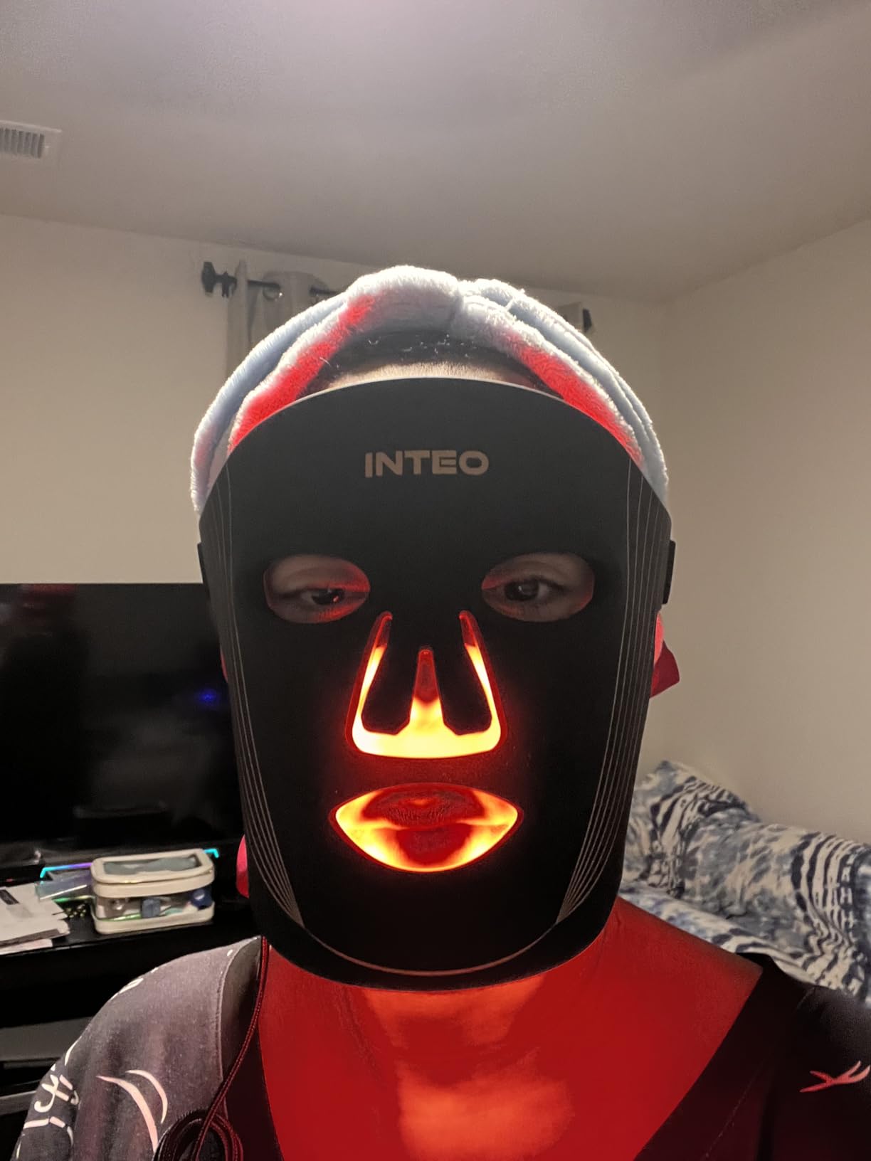 INTEO Red Light Therapy for Face, 3 Modes Portable Led Face Mask Light Therapy with Remote, Near-infrared 850 Red Light Mask with Timing Function customer photo 1