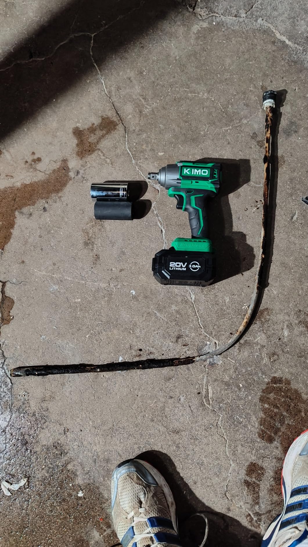 KIMO Impact Wrench 1/2 Cordless,550N.m/406ft-lbs Max Torque & 3000RPM, 2x20V 3.0Ah Battery, Impact Gun with 7 Drive Impact Sockets, 3 Inch Extension Bar, 1 Hour Fast Charger Impact Drill for Car Tires customer photo 2