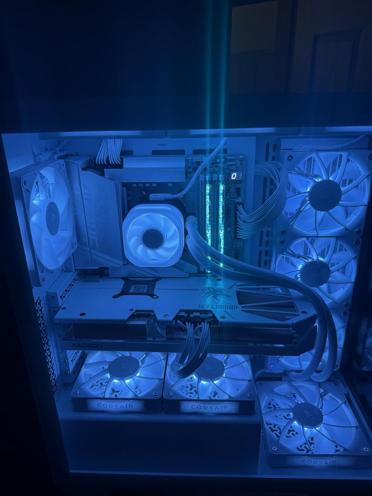 PowerColor Hellhound Spectral White AMD Radeon RX 9070 XT 16GB GDDR6 customer photo 1