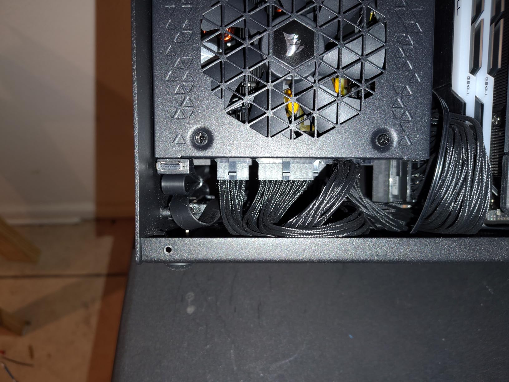 CORSAIR SF750 (2024) Fully Modular SFX Low Noise 80 Plus Platinum Power Supply - ATX 3.1 Compliant - PCIe 5.1 Ready - Small Form Factor - SFX-to-ATX Bracket Included - Black customer photo 1