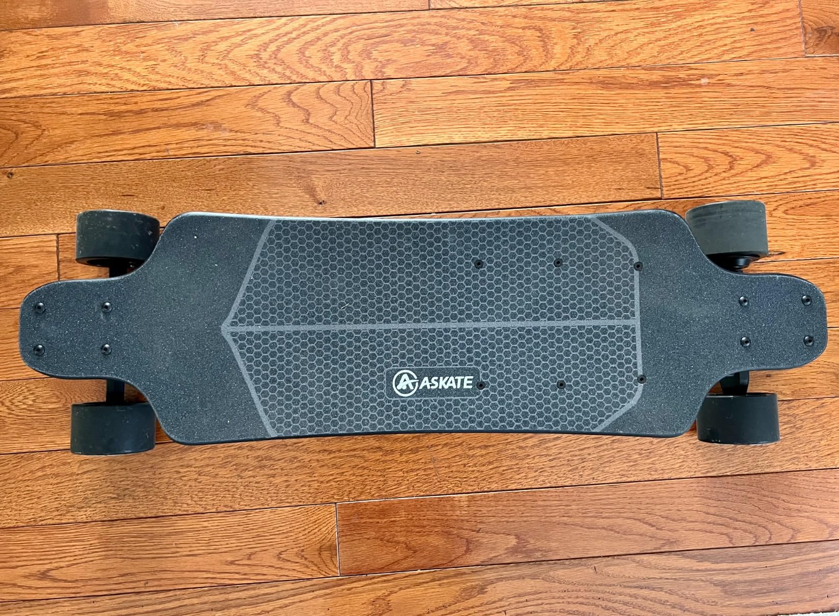 A1 Electric Skateboard with Remote, Range Up to 17 Miles/24, 8 Ply Canadian Maple, Smooth Breaking, Suitable for Younger Beginners customer photo 1