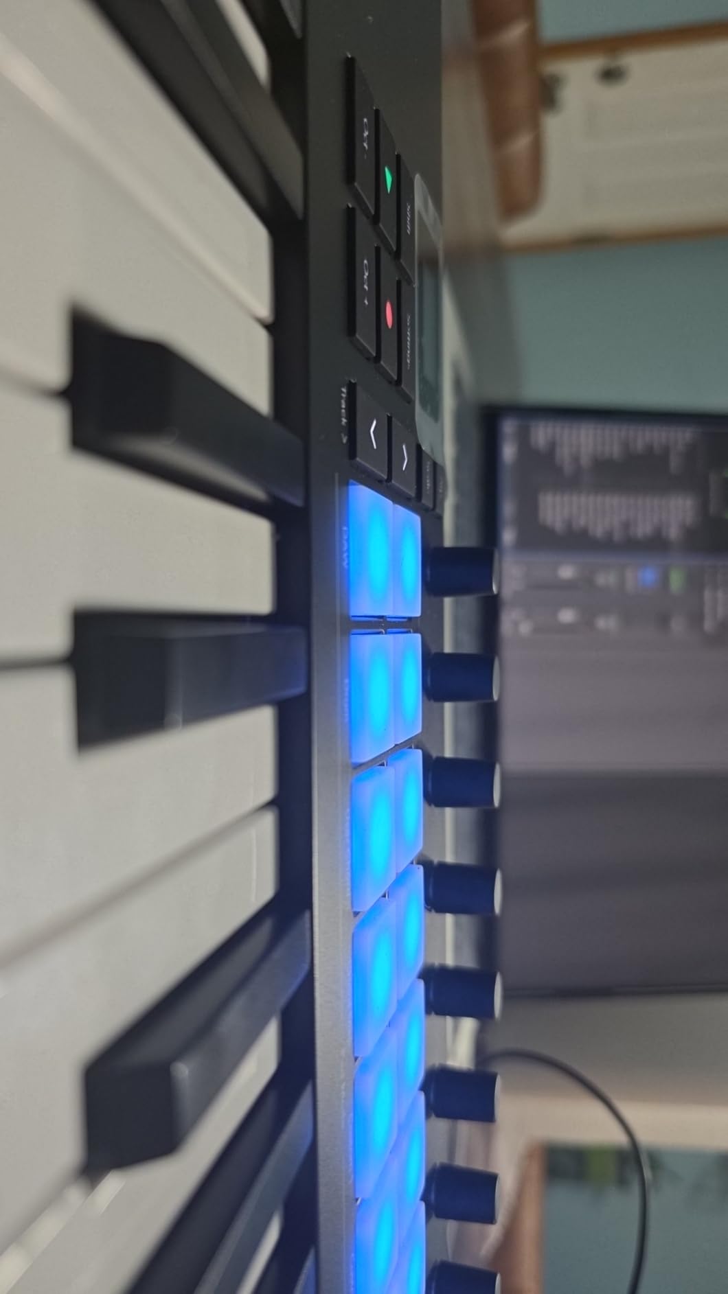 Novation Launchkey Mini 25 MK4 - Portable 25 Mini-Key USB MIDI Keyboard with DAW Integration, Chord Mode, Scale Mode, Drum Pads, and Arpeggiator customer photo 2