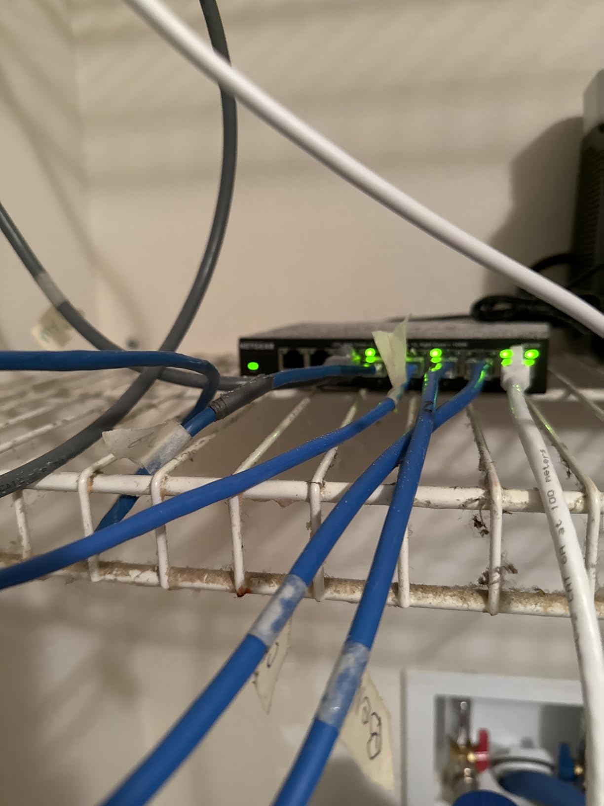 NETGEAR 5-Port 2.5G Multi-Gigabit Ethernet Easy Smart Managed Essentials Network Switch (MS305E) - with 5 x 2.5Gbps Ports, Desktop or Wall Mount, Metal Case customer photo 2