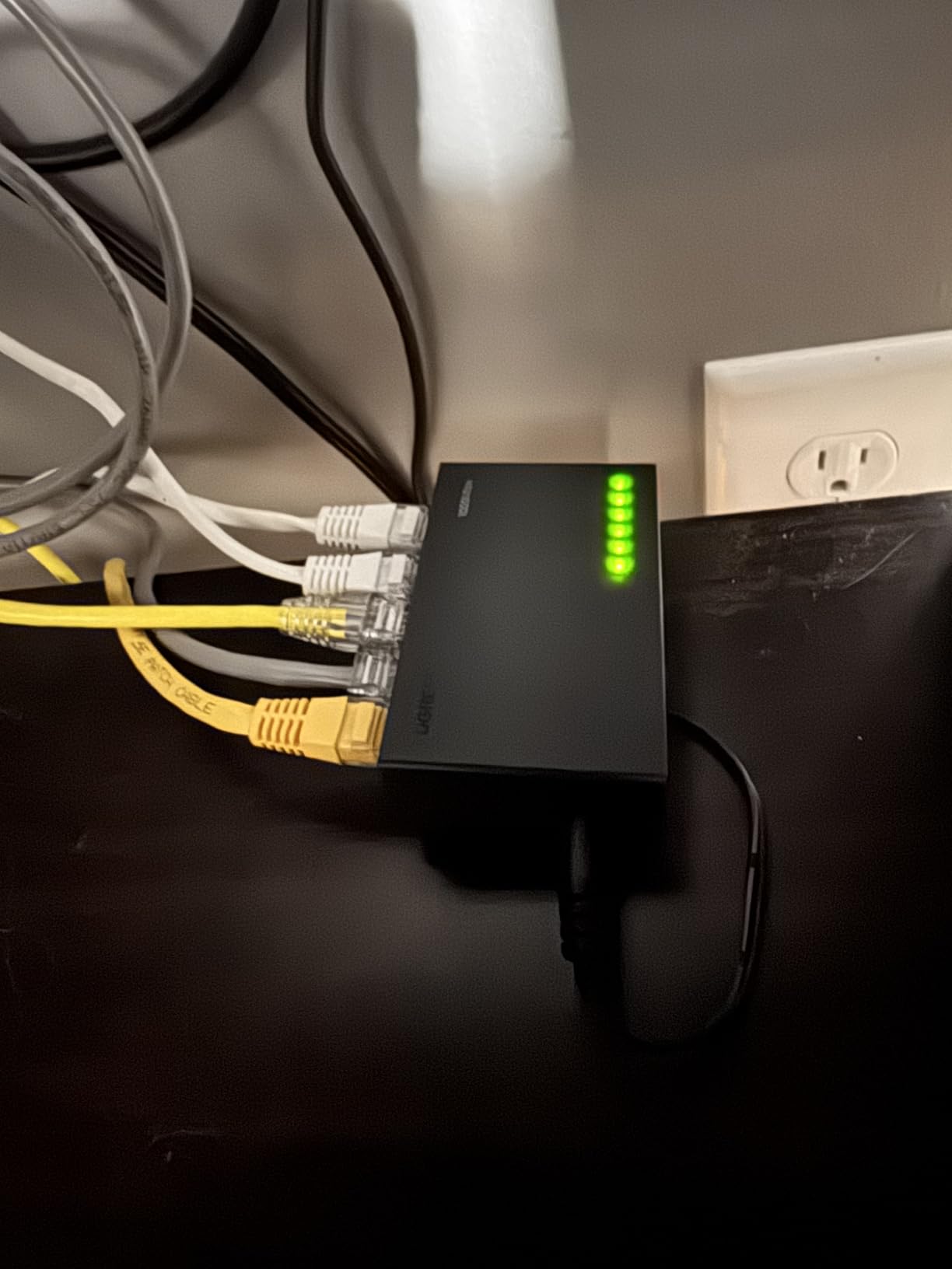 UGREEN Ethernet Switch, 5 Port Gigabit Ethernet Splitter, Plug & Play, Wall Mount & Desktop Network Switch Hub, Unmanaged, Compact, with LED, Fanless Quiet customer photo 1