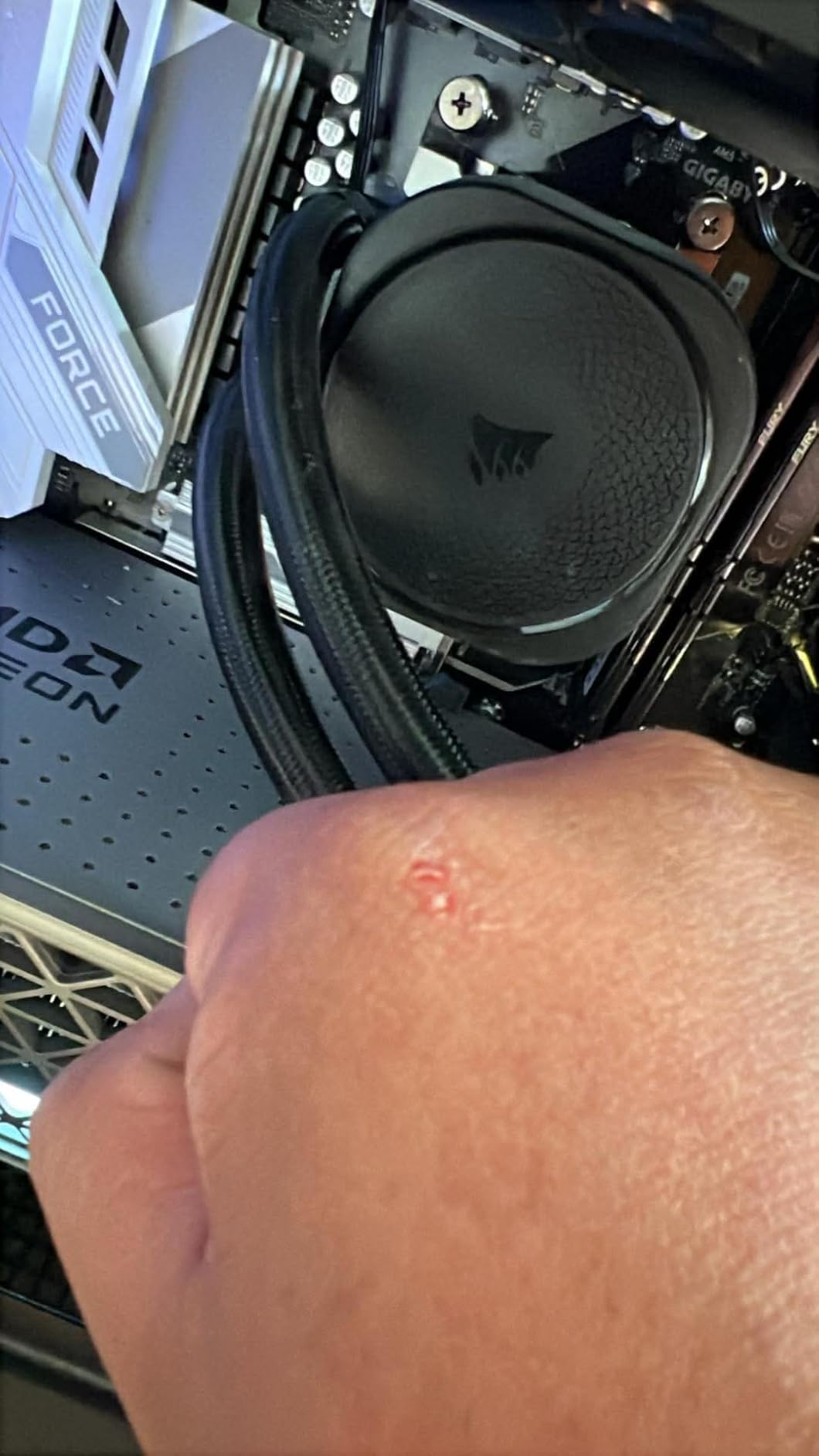 CORSAIR Nautilus 240 RS Liquid CPU Cooler - 240mm AIO - Low-Noise - Direct Motherboard Connection - Daisy-Chain - Intel LGA 1851/1700, AMD AM5/AM4 - 2X RS120 Fans Included - Black customer photo 2