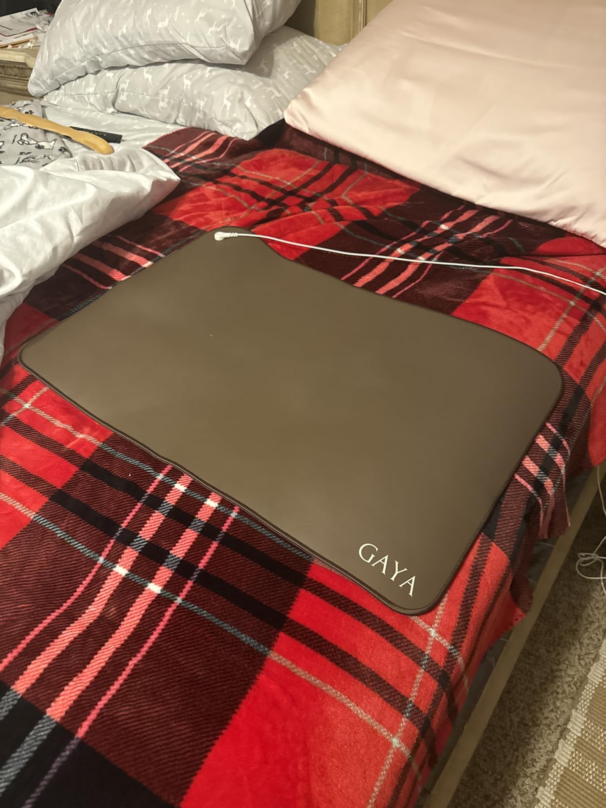 GAYA Grounding Mat for Feet, Sleep Improvement, Back Pain Relief, Muscle Relaxation & Stress, Including 15ft Cord, 100K Ohm Resistor | Conductive Carbon | Earthing Pads for Bed Couch, Desk (24''X16'') customer photo 1