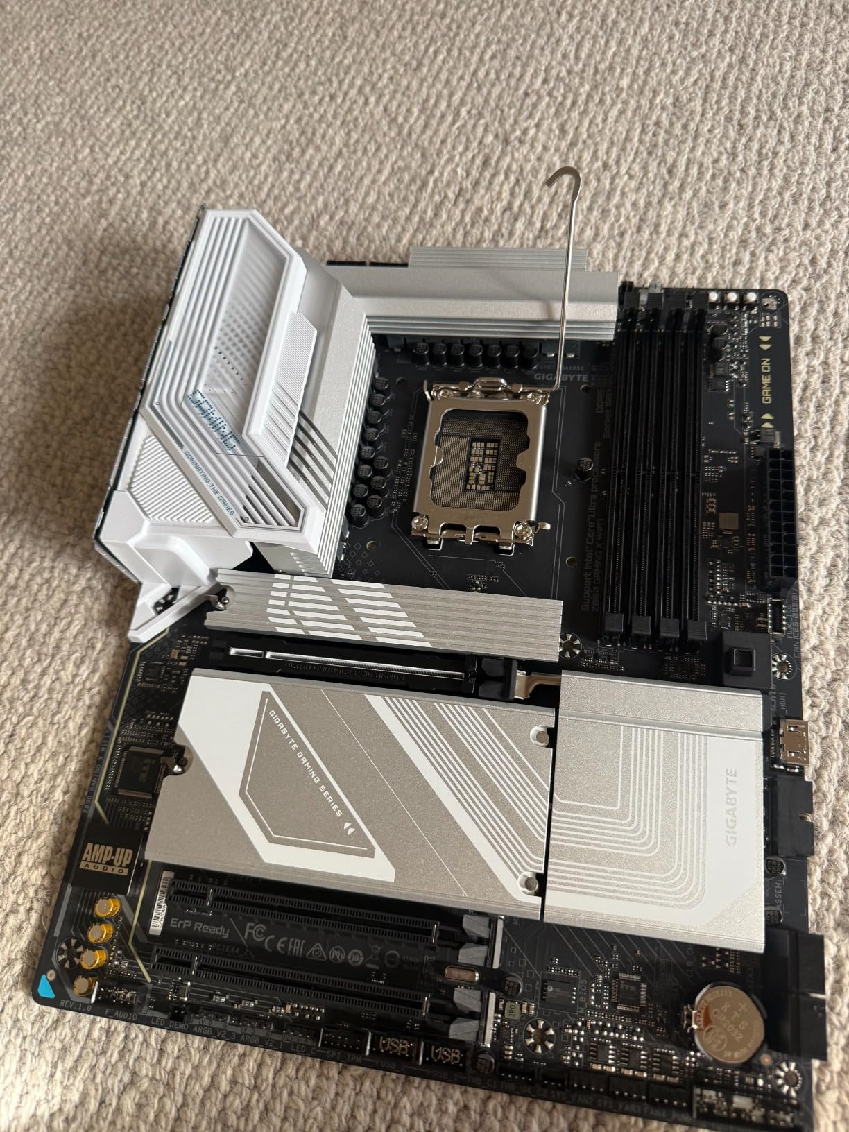 GIGABYTE Z890 Gaming X WIFI7 Intel Core Ultra (Series 2) LGA 1851 Motherboard, ATX, DDR5, 4X M.2, PCIe 5.0, USB4, WIFI7, 2.5GbE LAN, EZ-Latch customer photo 2